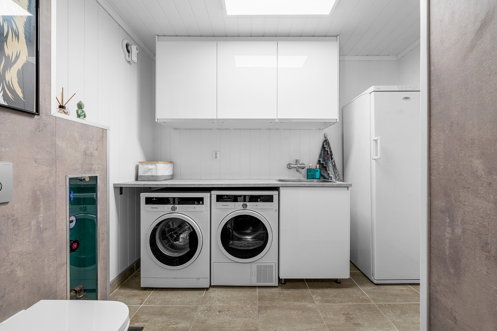 I første etasje ligger et kombinert vaskerom og toalettrom med gulvvarme og god benkeplass. Galleribilde