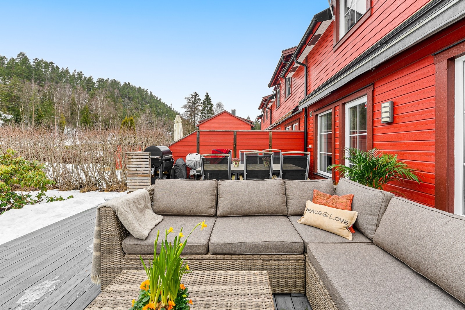 Den vestvendte beliggenheten gir gode solforhold på uteplassen. Galleribilde