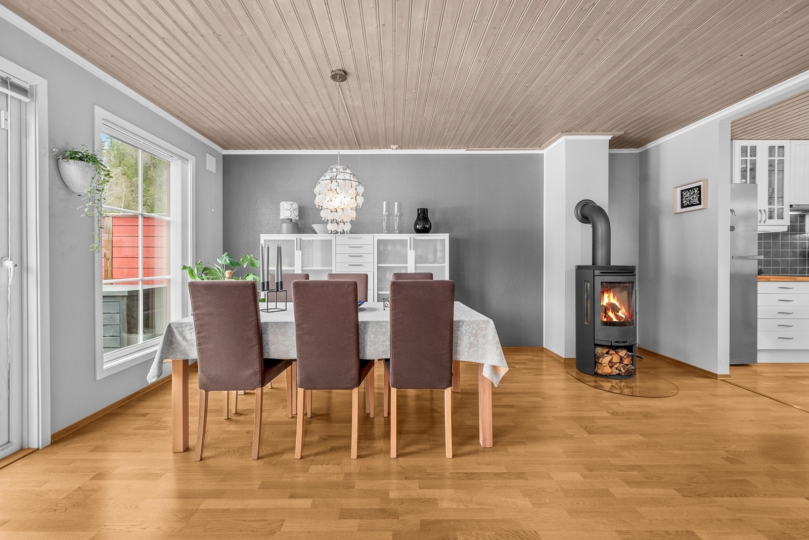 Stuen har god plass til både en romslig spisegruppe og en separat sofakrok. Galleribilde