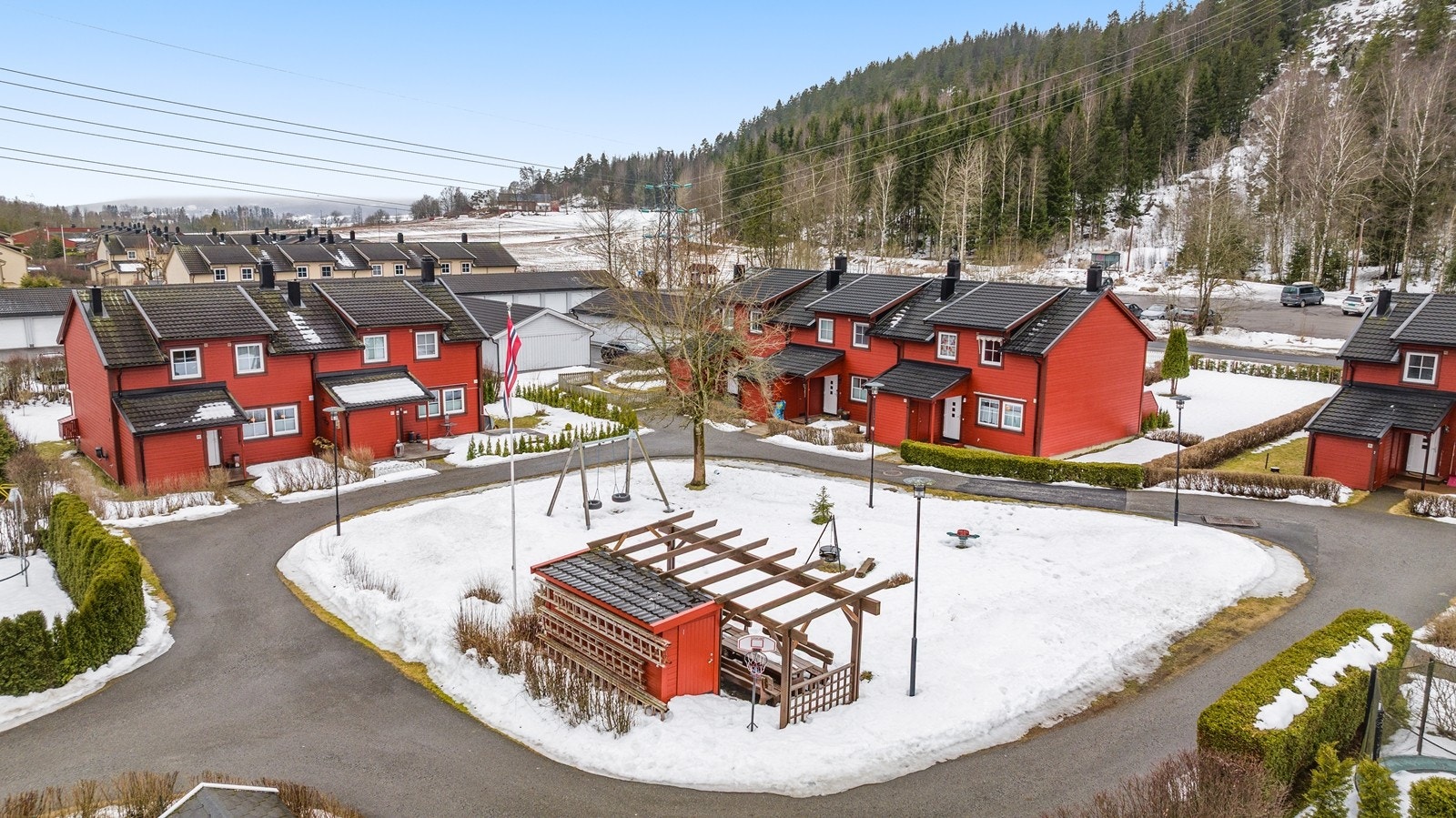 Området er uten gjennomgangstrafikk, og det er gangavstand til både barne- og ungdomsskole. Galleribilde