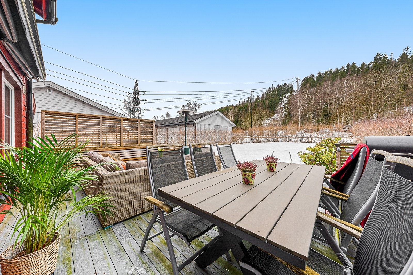 Uteplassen er skjermet og gir en privat sfære. Boligen disponerer også en isolert utvendig bod på 5 m². Galleribilde