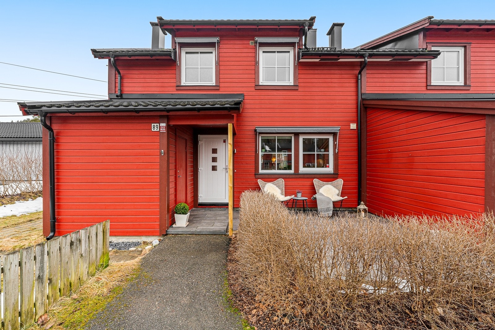 Dette er et tiltalende enderekkehus i et svært barnevennlig og populært boligområde. Galleribilde