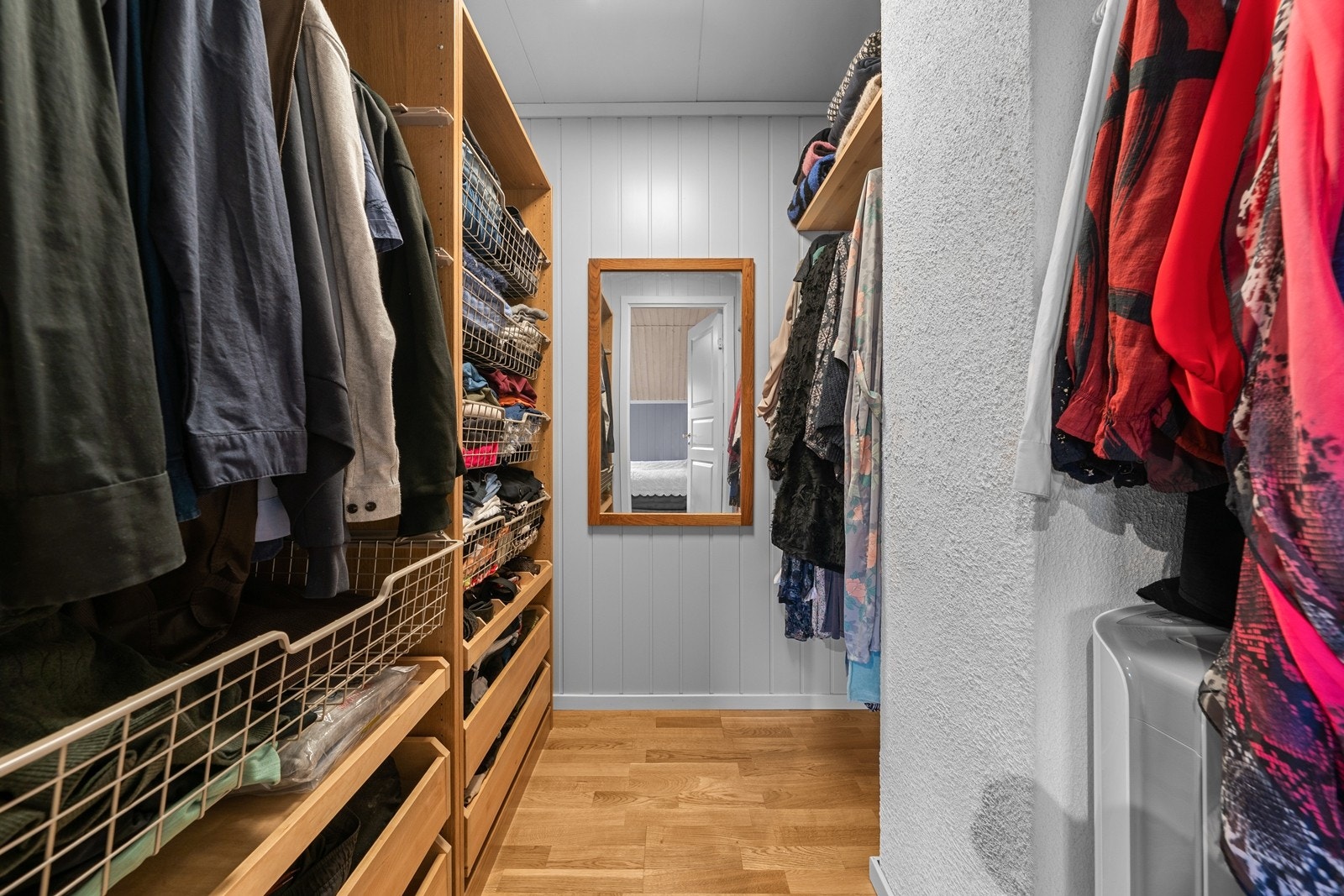 Omkledningsrommet er innredet med en fleksibel garderobeløsning. Galleribilde