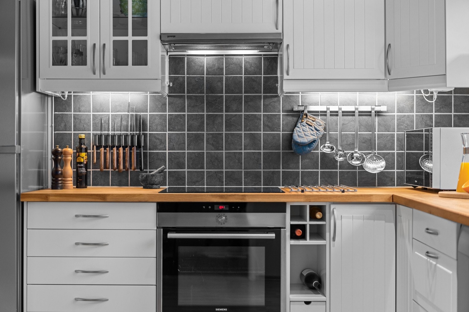 Godt med arbeidslys over benkeplaten, og integrert stekeovn fra Siemens. Galleribilde
