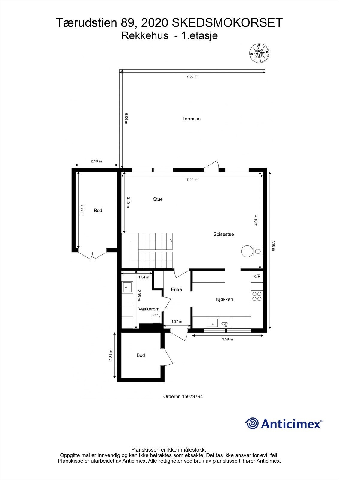 Første etasje har en sosial og åpen planløsning med stue og kjøkken, samt direkte utgang til den store terrassen. Galleribilde