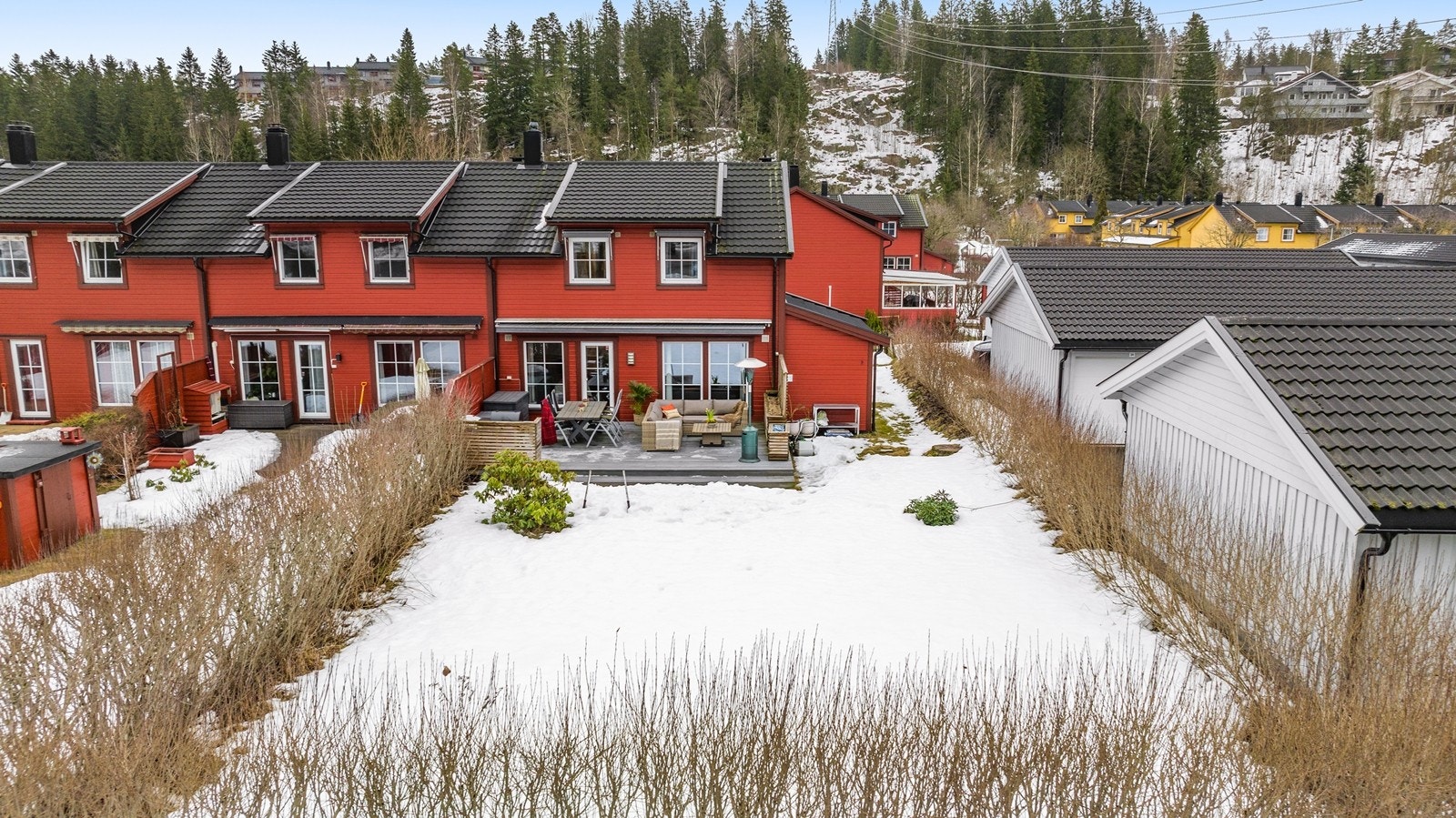Boligen har en stor hage, med Romeriksåsens turområder som nærmeste nabo. Galleribilde