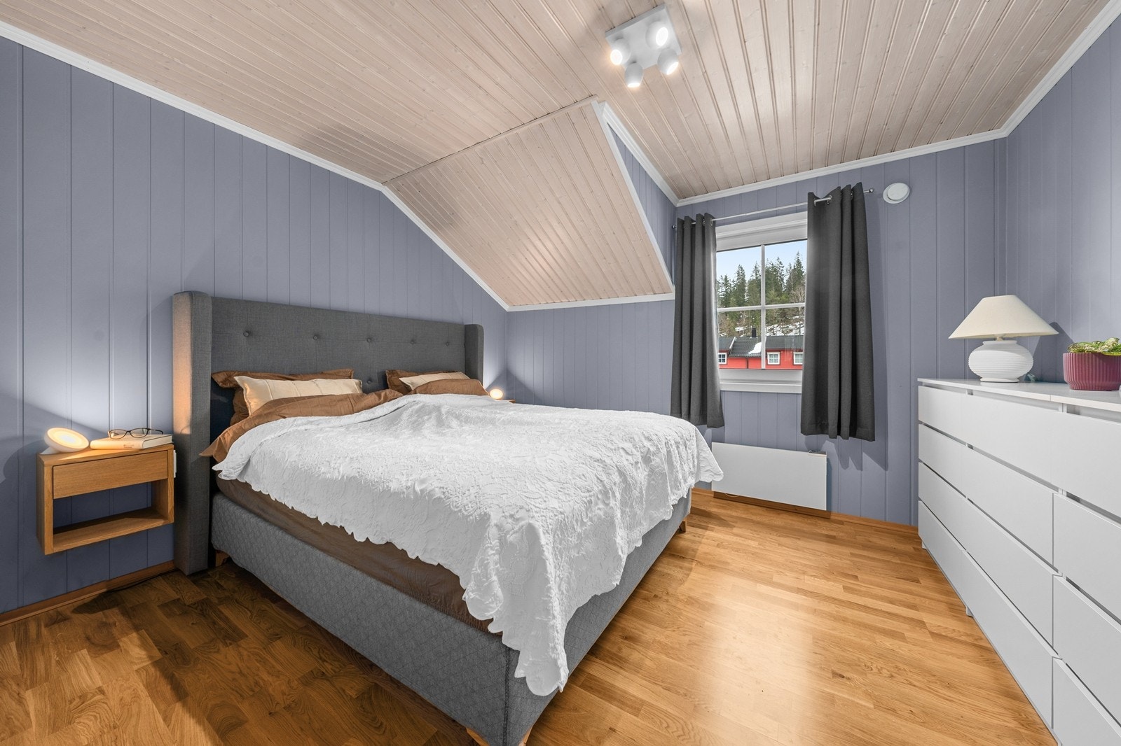 Hovedsoverommet er romslig og har god plass til dobbeltseng og kommode. Galleribilde