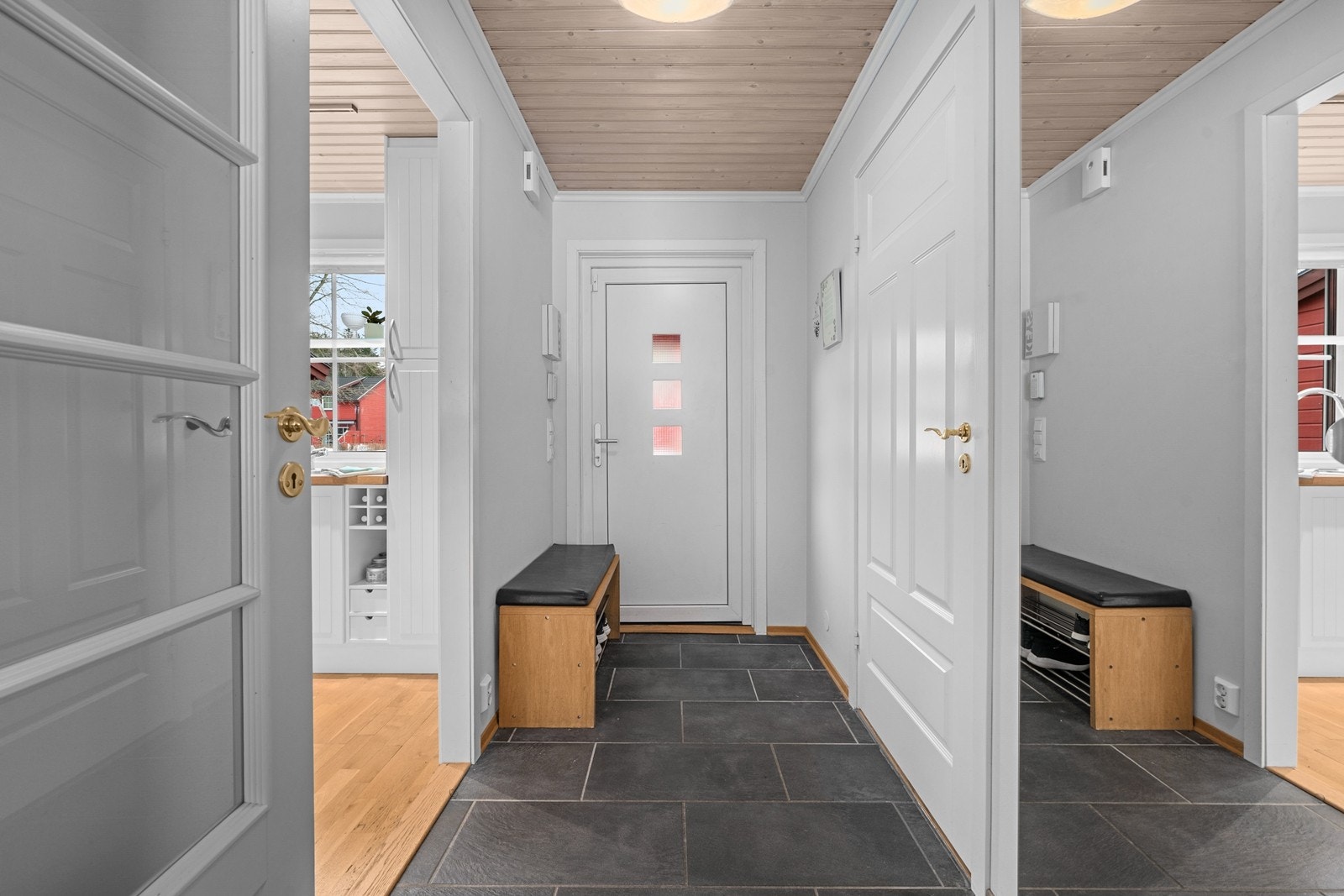 Praktisk entré med plass til oppbevaring. Varmekabler i gulvet gir en god velkomst. Galleribilde