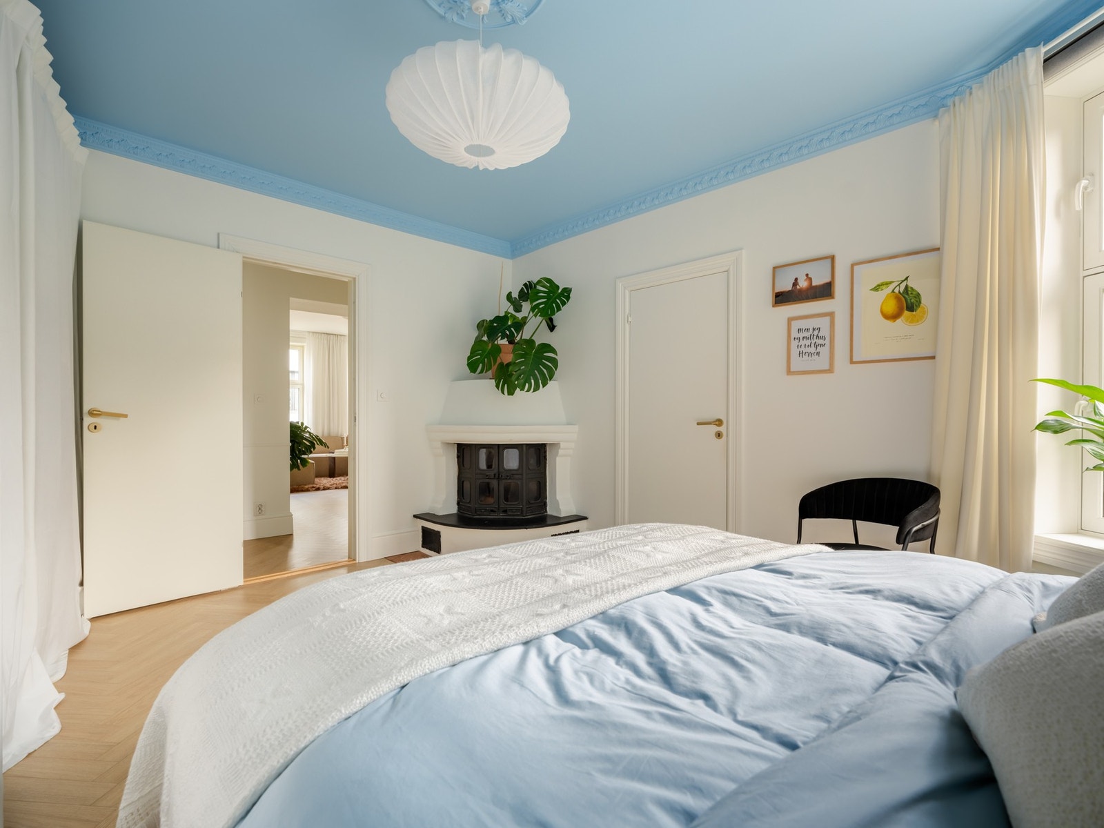 På soverommet har du også en superhyggelig peis. Galleribilde