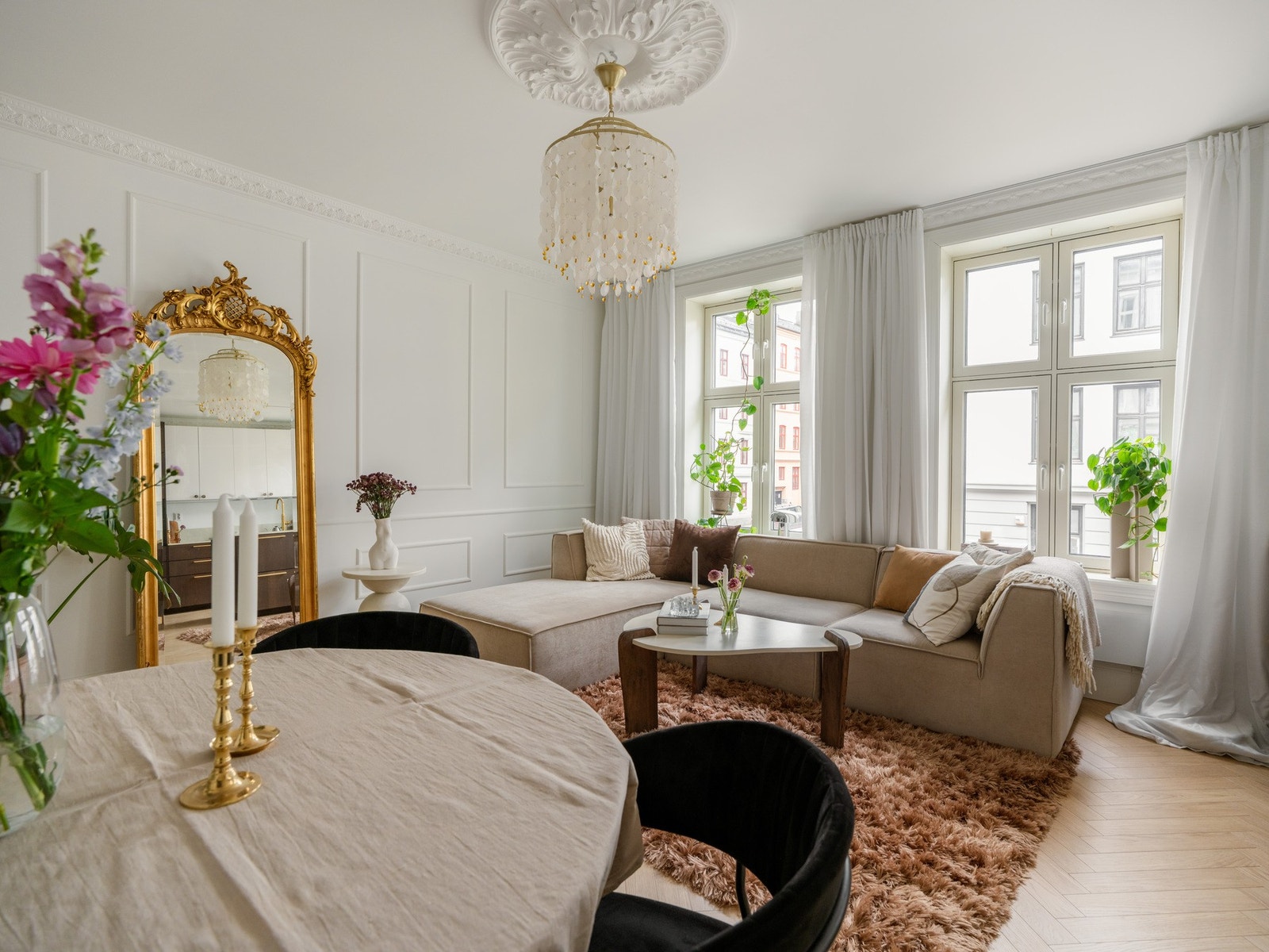 Stuen er lys og elegant med store vindusflater og har god plass til både sofagruppe og spiseplass. Galleribilde