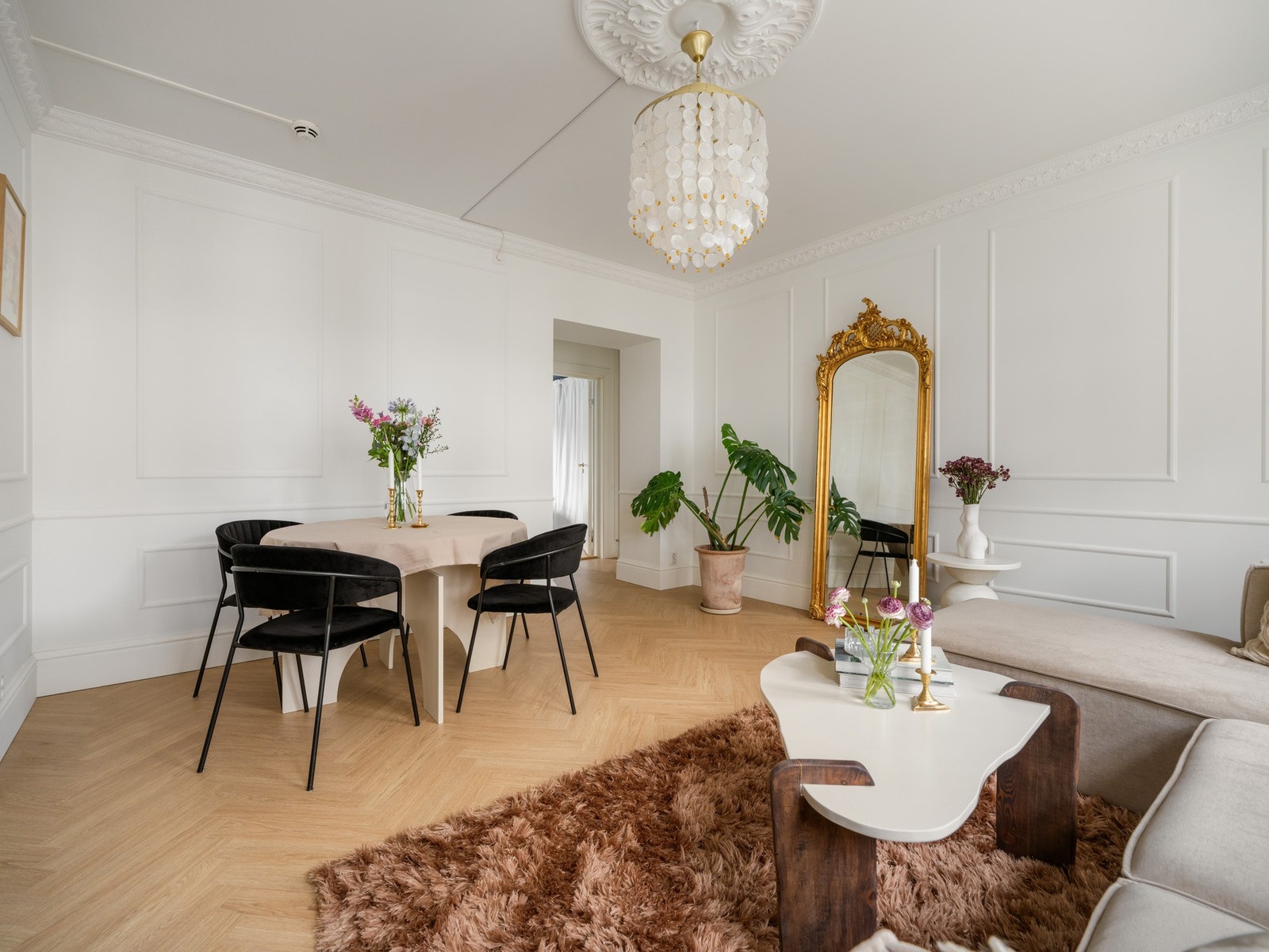 Den romslige stuen gir gode og fleksible møbleringsmuligheter. Galleribilde