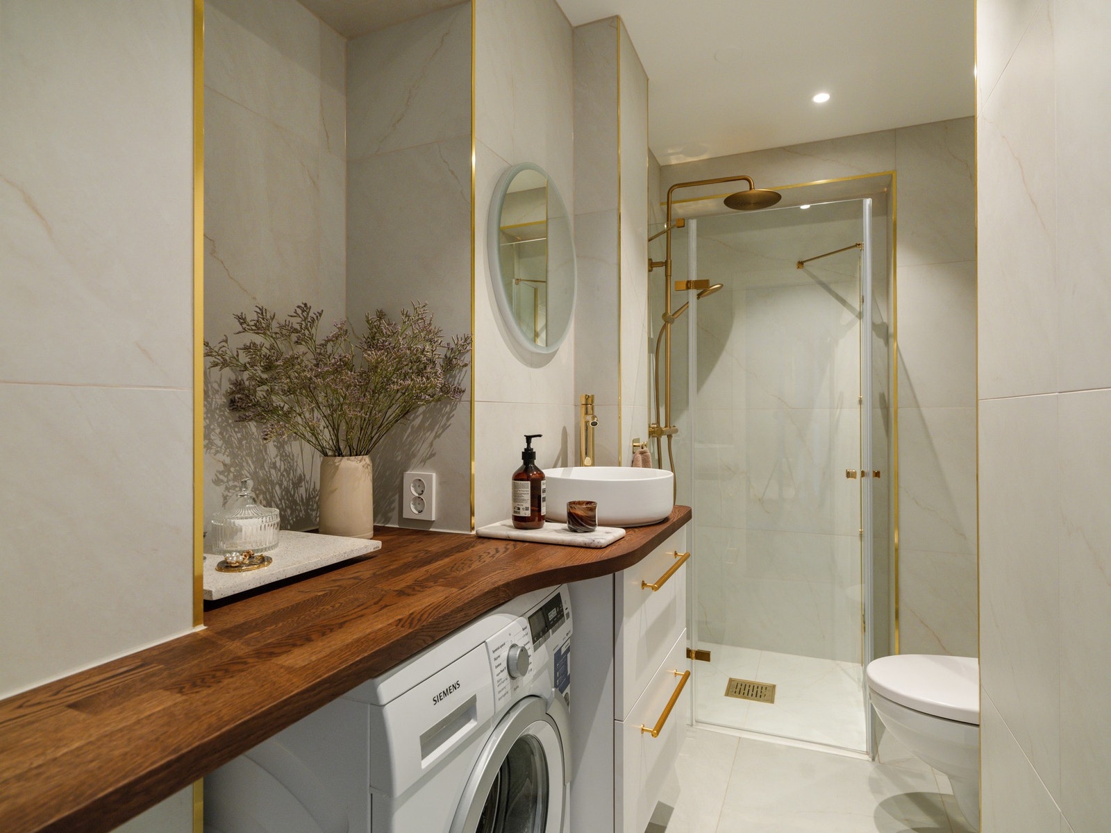 Leiligheten har et lekkert bad som ble nyoppusset i 2025. Dokumentasjon på arbeidene følger. Galleribilde