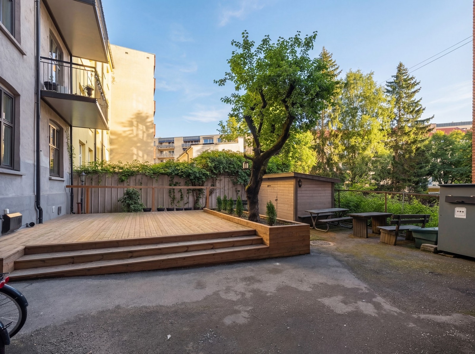 Trivelig felles uteområde med solrik terrasse og gode nye utemøbler som settes ut til våren. Kort vei fra leiligheten til hyggelig grilling eller sammenkomster i sola. Galleribilde