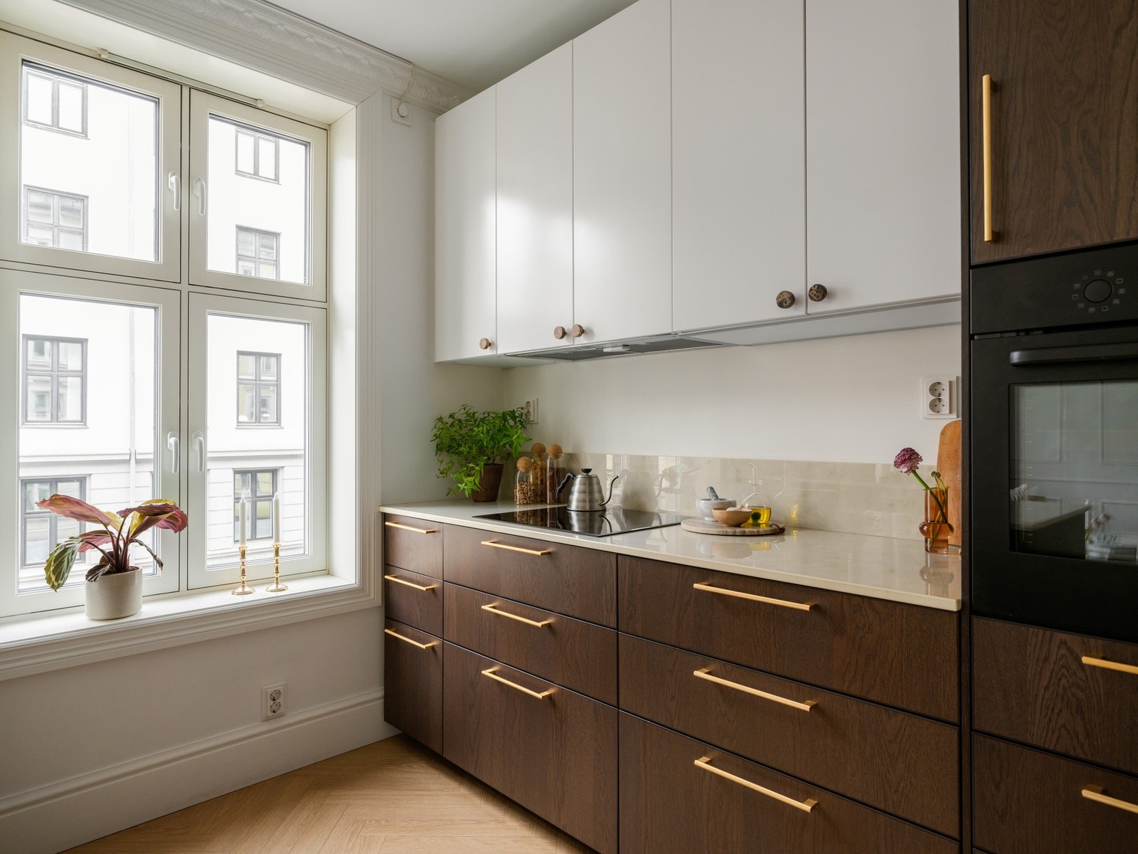 Leiligheten har et delikat kjøkken med gjennomtenkte materialvalg, fine arbeidsflater og integrerte hvitevarer. Galleribilde