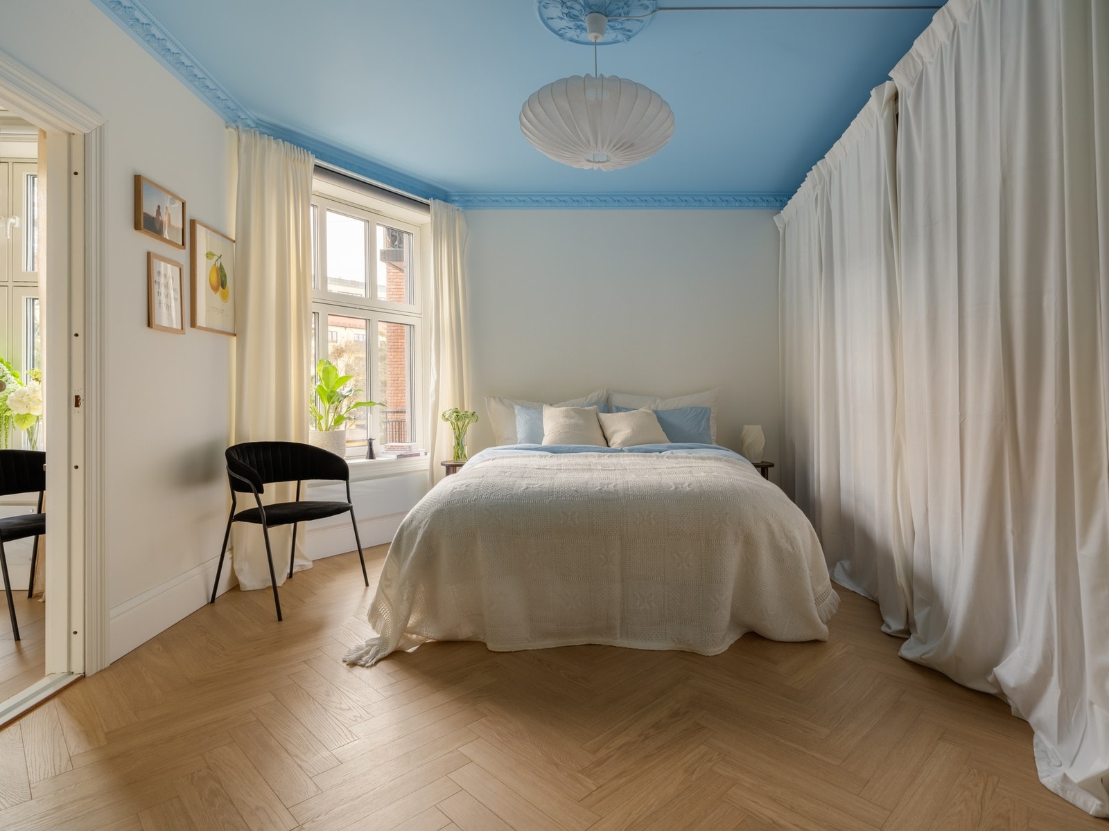 Videre kommer vi inn til leilighetens hovedsoverom. Wow, se på dette! Galleribilde