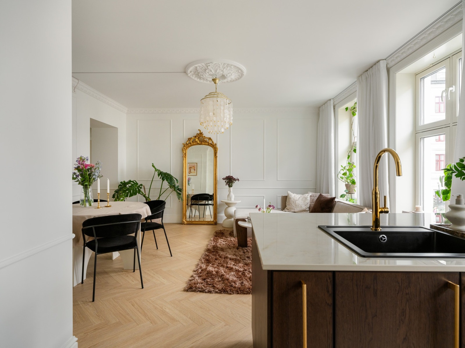 Den åpne stue- og kjøkkenløsningen gir et romslig og sosialt hovedrom, perfekt for både hverdag og når du har gjester. Galleribilde