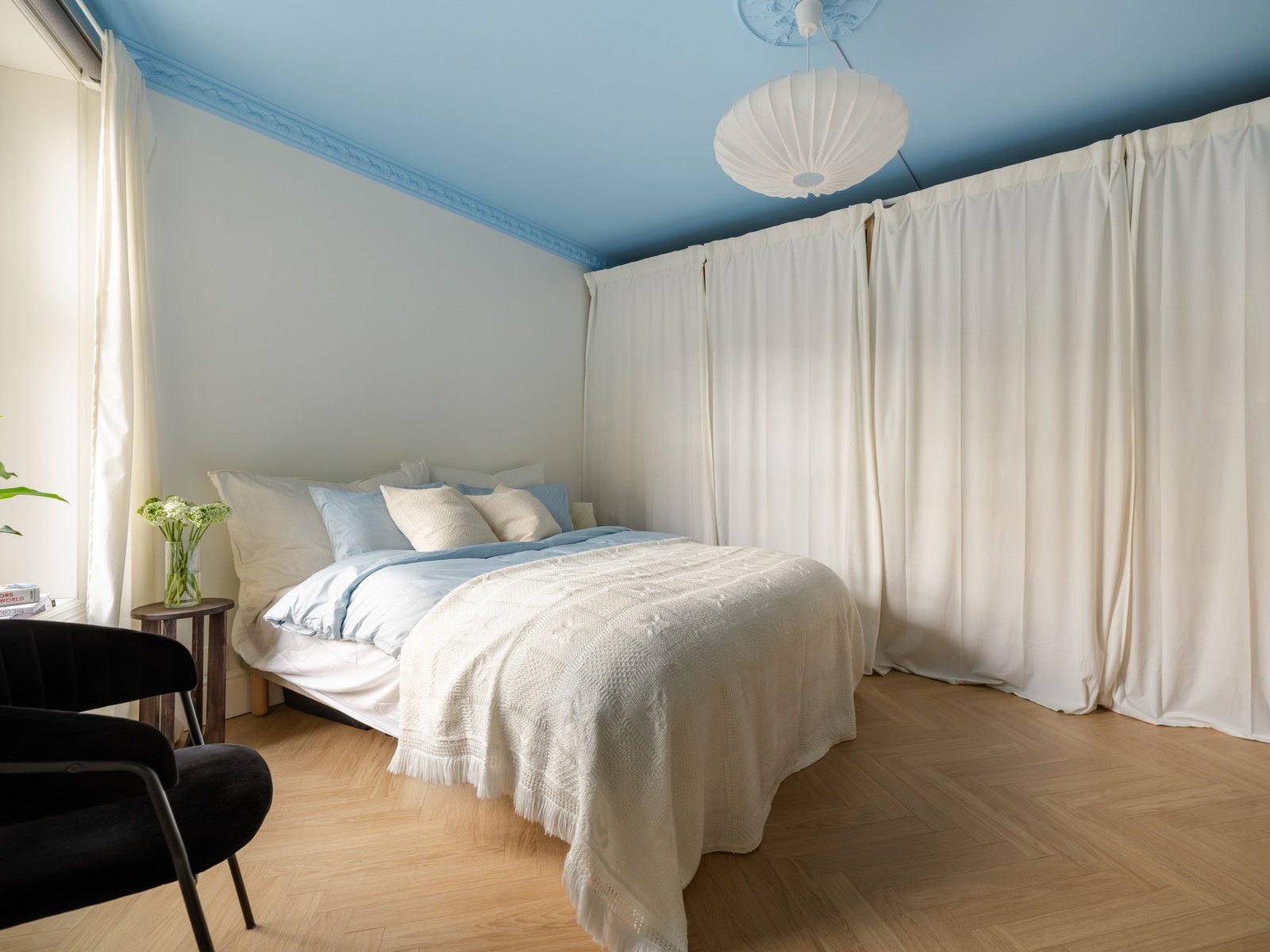 Et stort rom med plass til dobbeltseng og godt med oppbevaring. Galleribilde