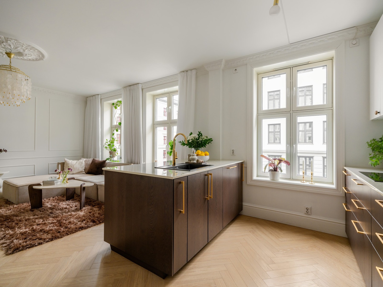 Leiligheten ligger i et klassisk Løkka-bygg med fine vindusflater som slipper inn godt med naturlig lys. Galleribilde