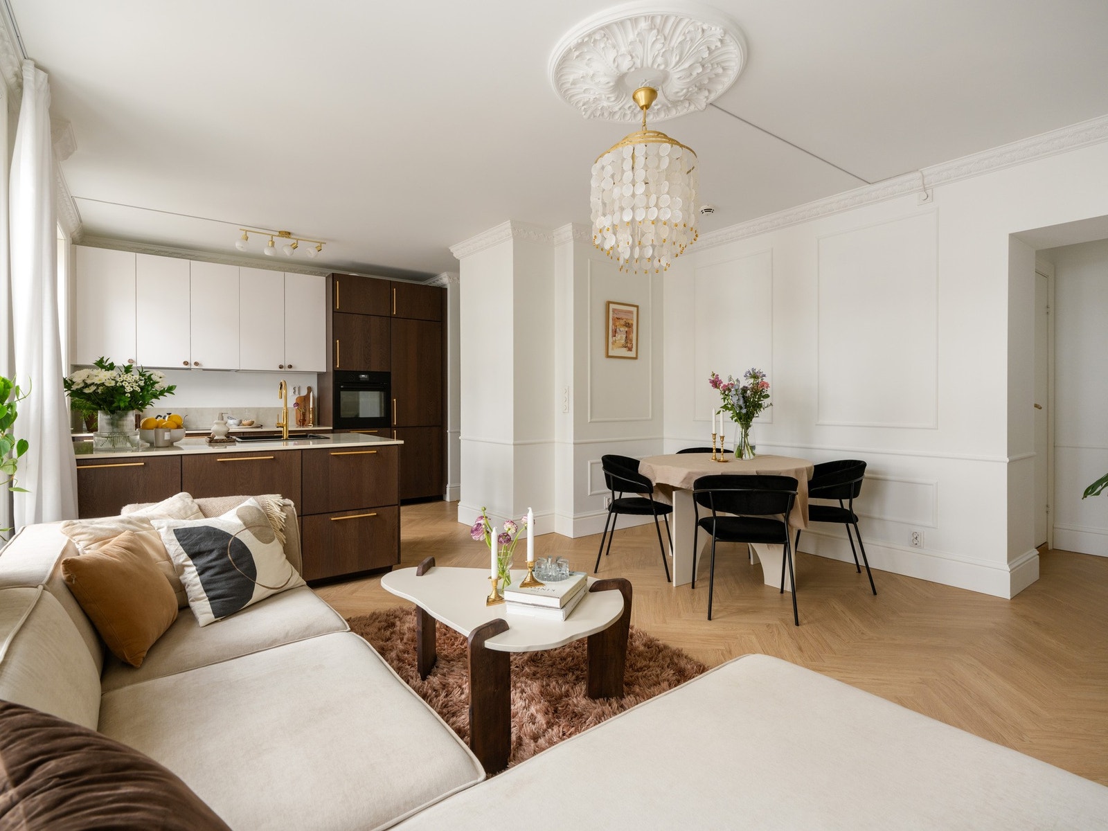 Leiligheten har pent og stilfullt fiskebeinslaminat. Galleribilde