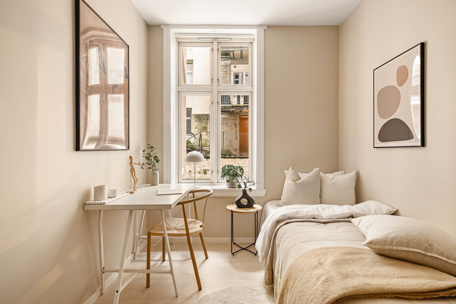 - Soverom nr. 2 på ca. 8 kvm pusset opp i 2022 og er praktisk vendt mot rolig bakgård - Galleribilde