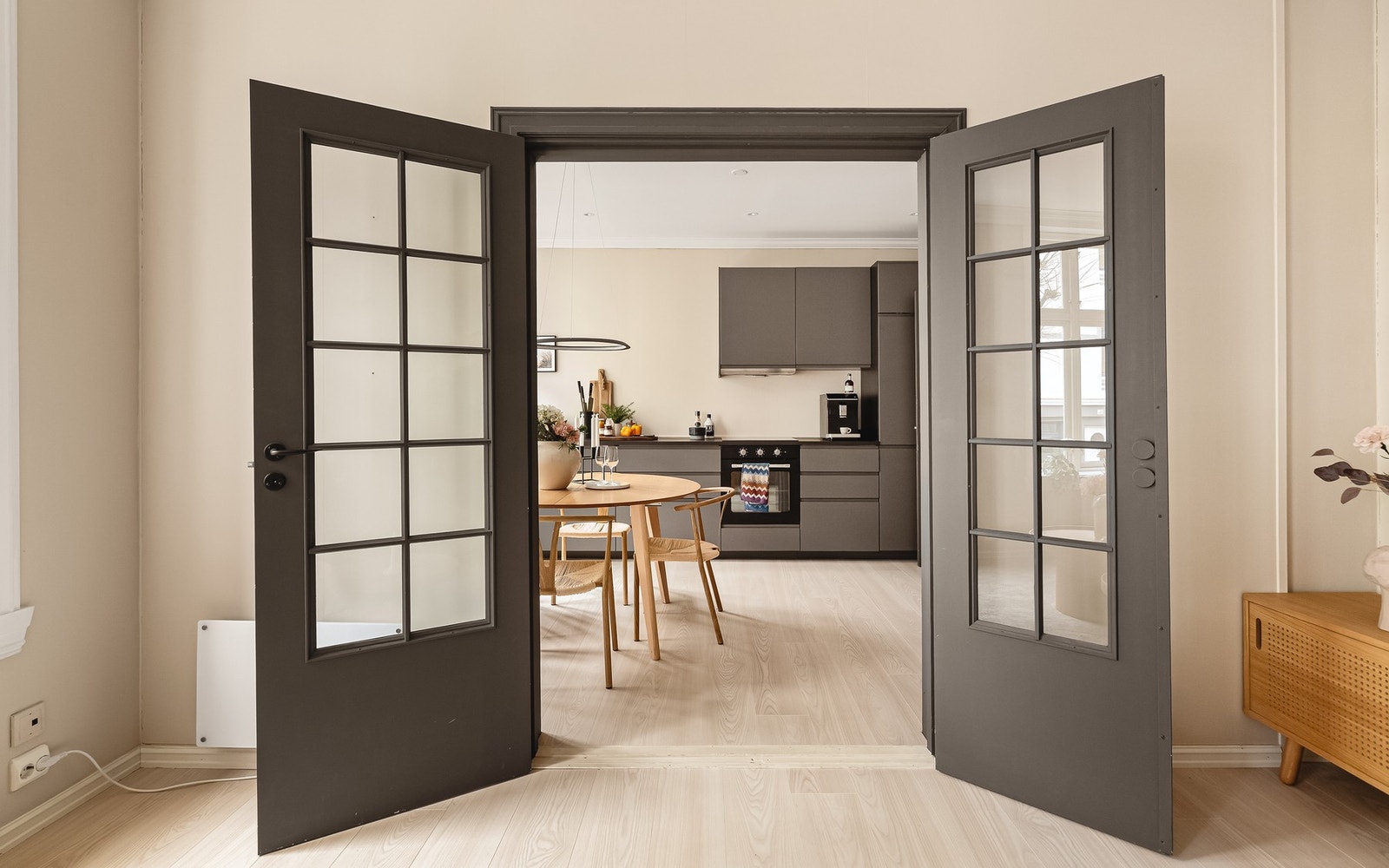 - Doble dører kombinert med god takhøyde gir et herskapelig preg - Galleribilde