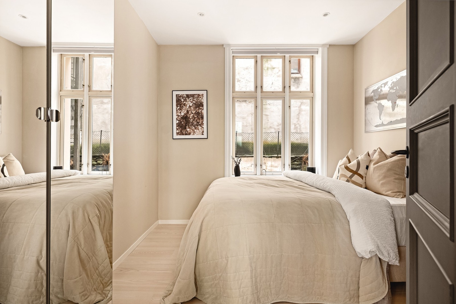 - Hovedsoverommet måler 9,2 kvm og vender mot rolig bakgård - Galleribilde