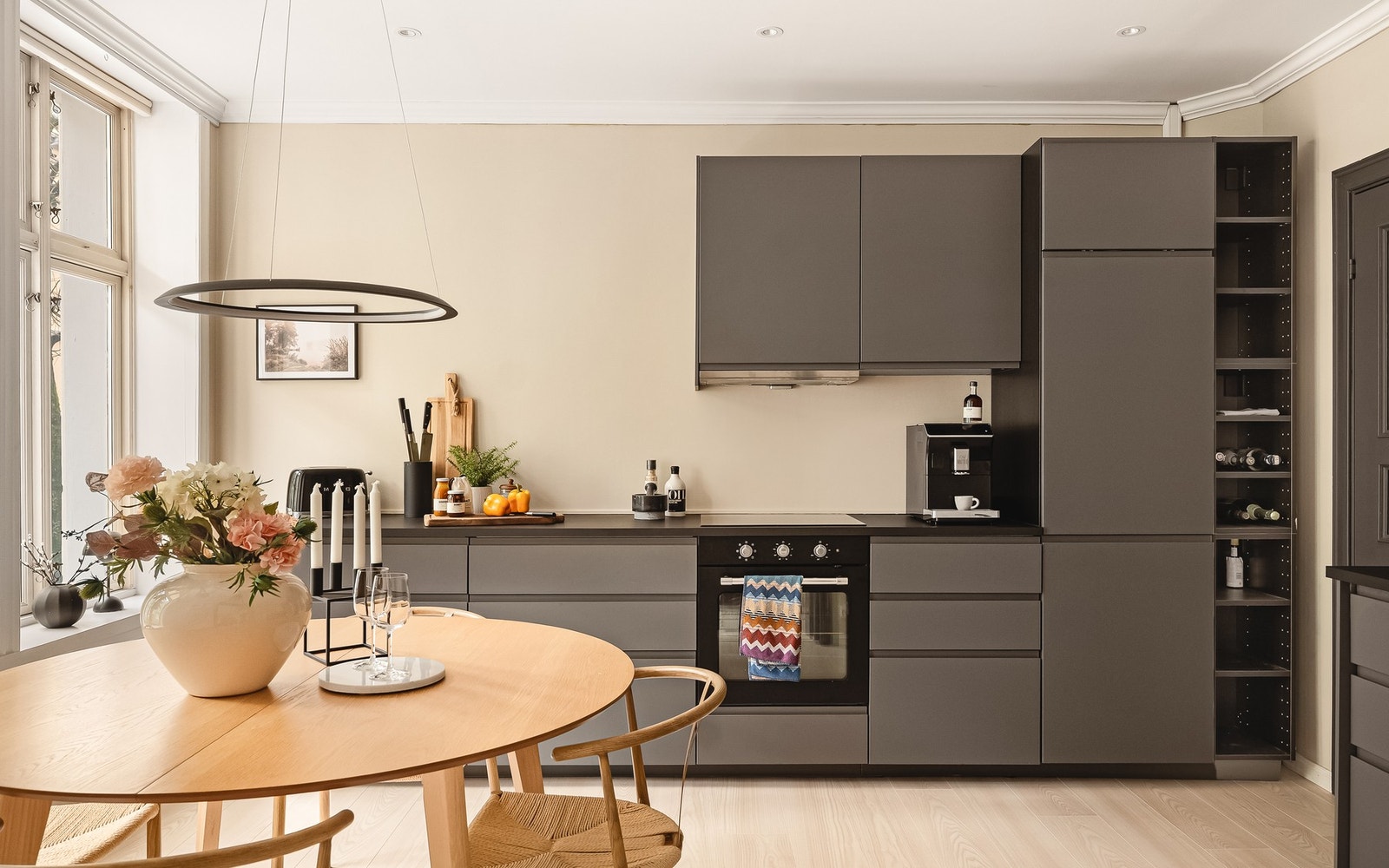 - Nydelig kjøkken i mørk utførelse som står i fin kontrast til de lyse overflatene - Galleribilde