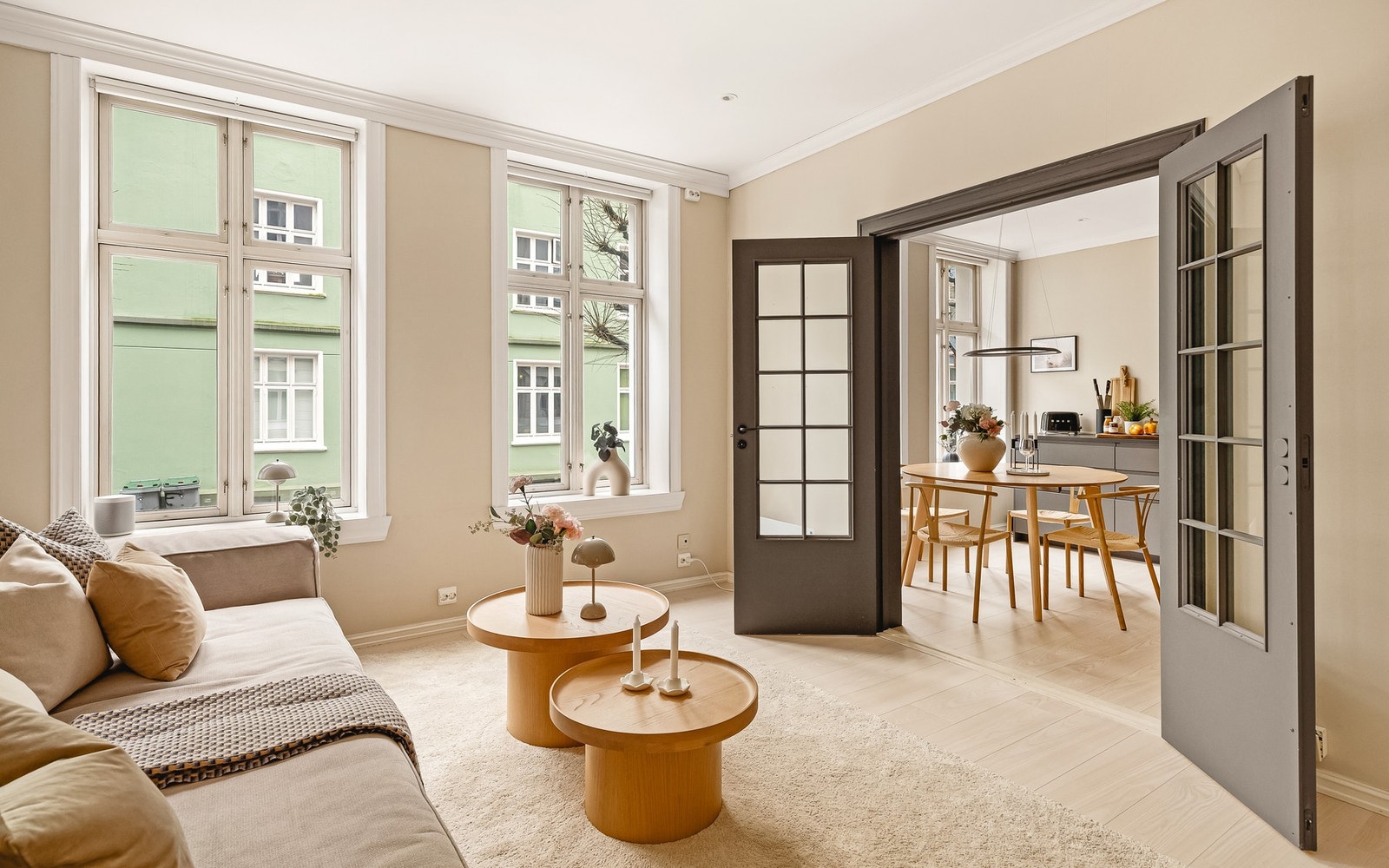 - Stor og luftig stue med tilkomst inn til spisestue/kjøkken via doble dører. Stuen måler 15,5 kvm - Galleribilde