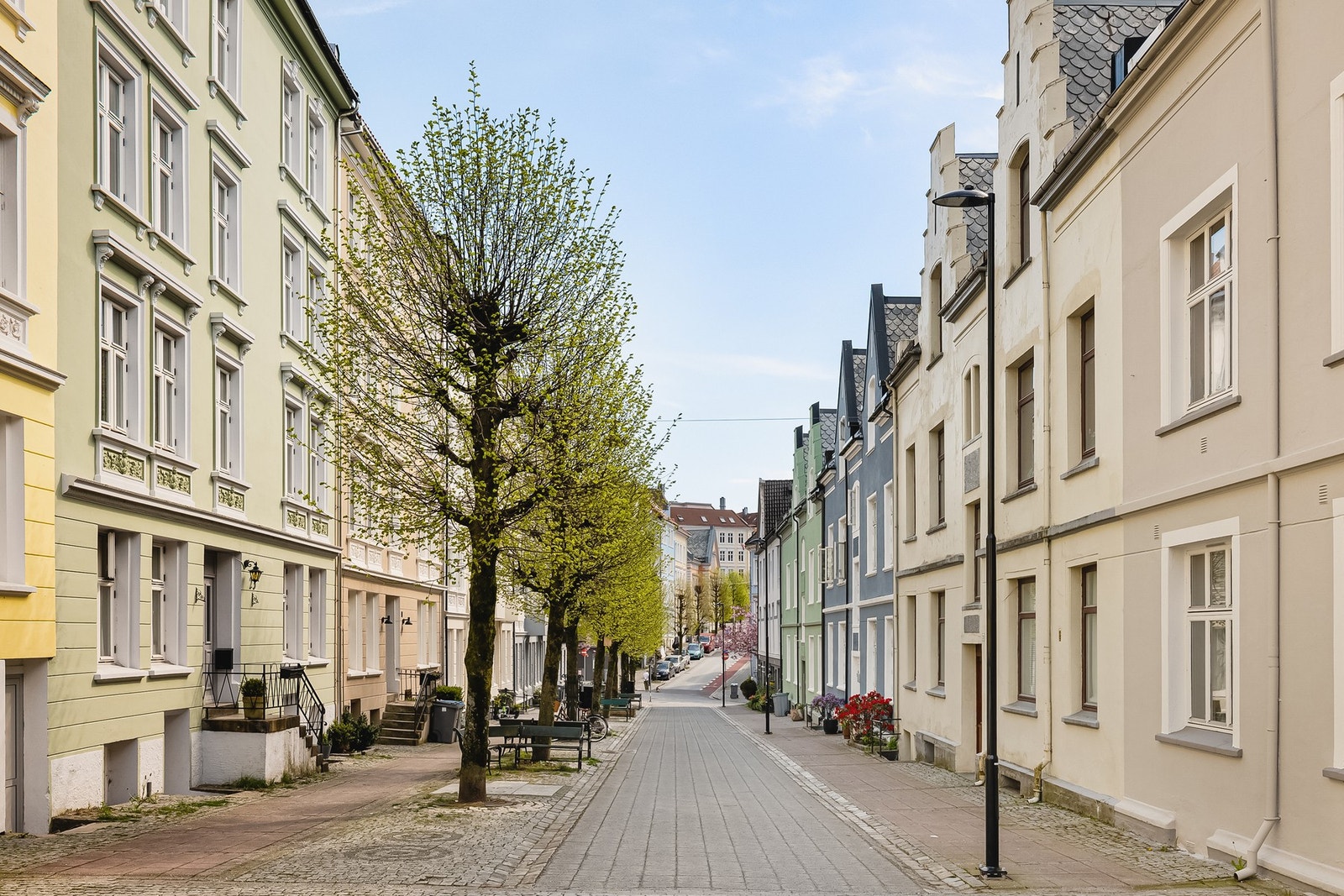- Hans Hauges gate 19 ligger i en stille og rolig gågate hvor man kan nyte de varmesommerdagene på en av de mange benkene rett utenfor leiligheten - Galleribilde