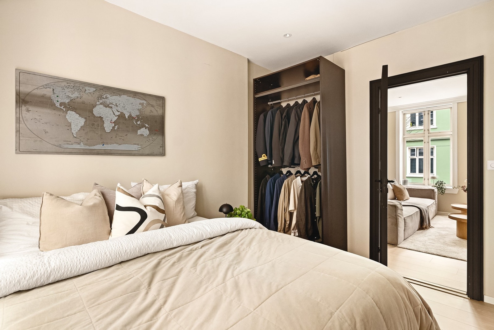 - Rommet er innredet med åpent PAX garderobeskap fra Ikea, samt garderobeskap med speildører nytt i 2023 - Galleribilde