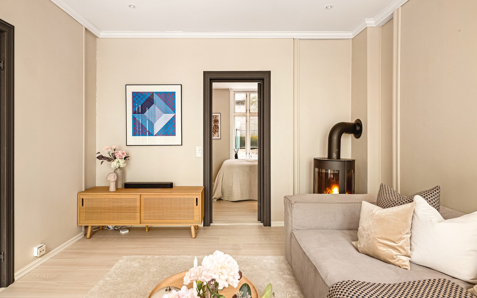 - Rentbrennende vedovnen som var ny i 2018, og bidrar til en lun atmosfære i leiligheten - Galleribilde