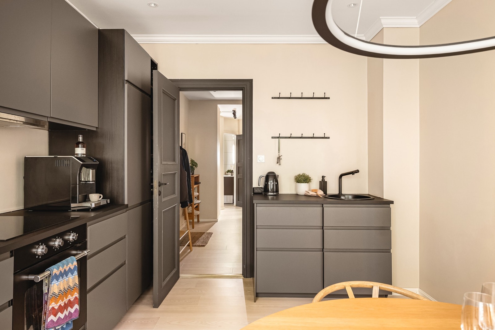 - Det er benkeplate i laminat, komfyrvakt og lekkasjesensor - Galleribilde