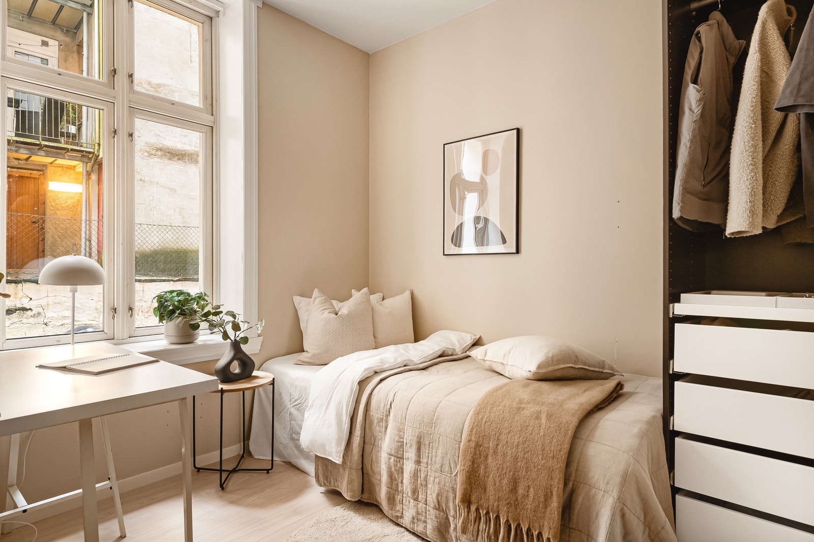 - Rommet er innredet med åpent PAX garderobeskap fra Ikea som medfølger kjøpet - Galleribilde