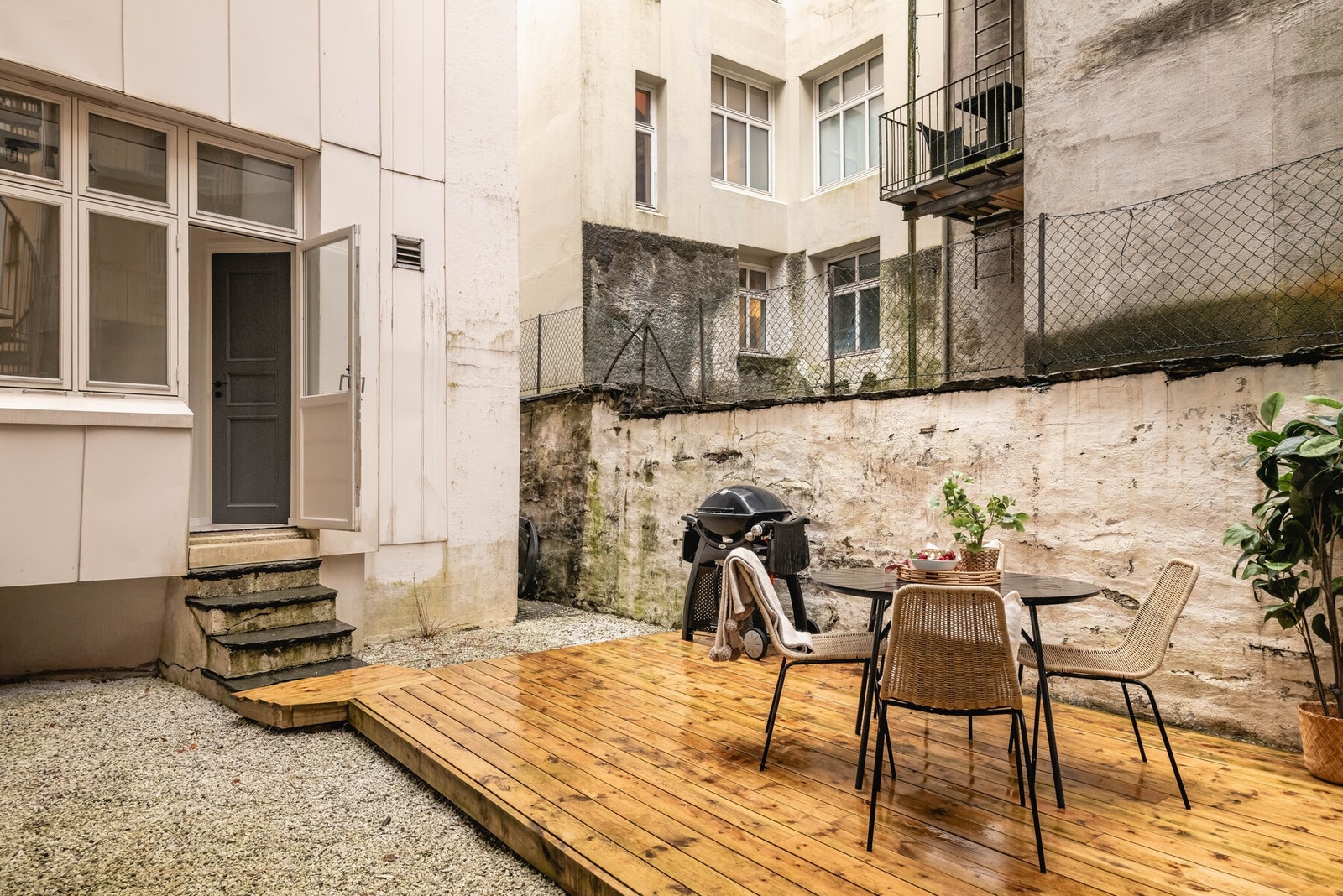 - Enkel adkomst fra bakgård og rett inn i leilighetens gang - Galleribilde