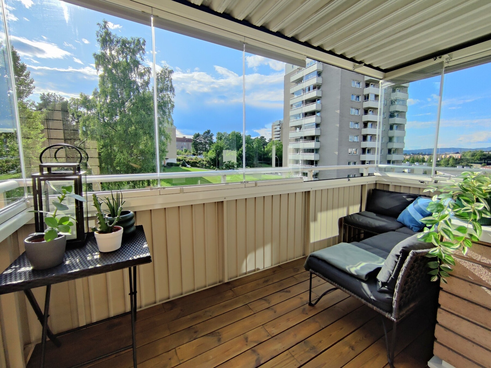 Sommerbilde av balkongen Galleribilde
