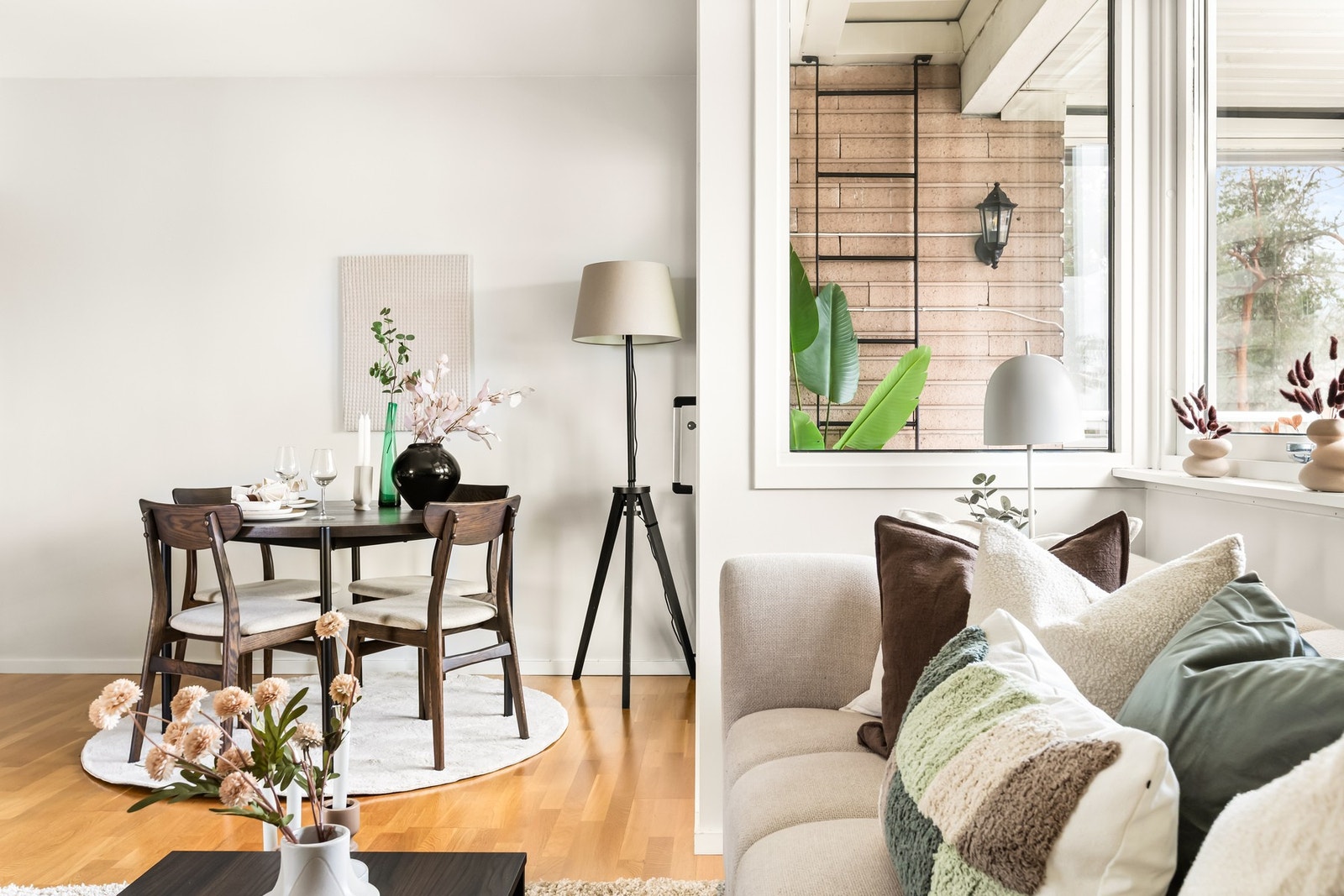 Store vindusflater som slipper inn rikelig med lys Galleribilde