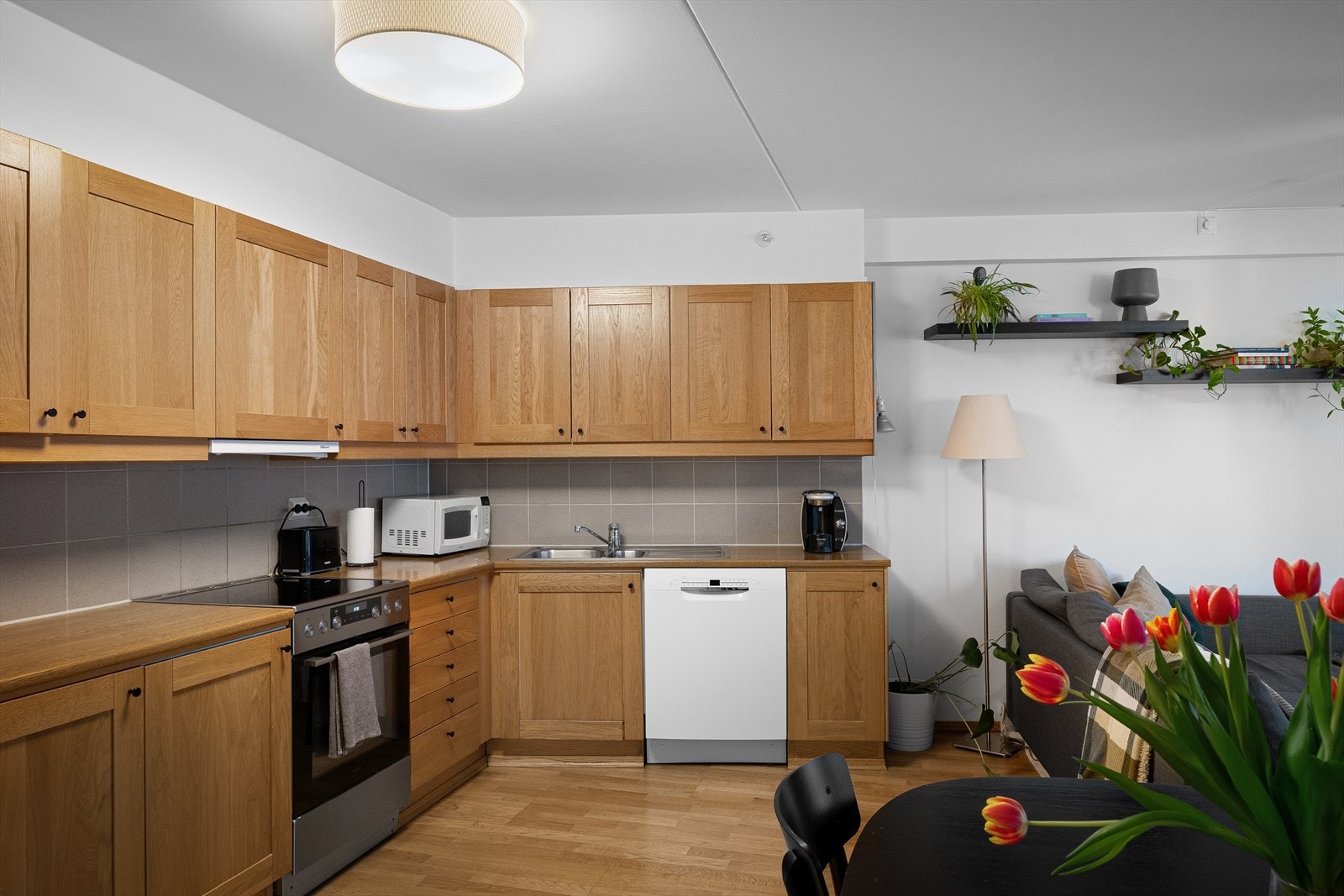 Kjøkkenet har god skap- og benkeplass i åpen løsning til stuen. Hvitevarer medfølger. Galleribilde