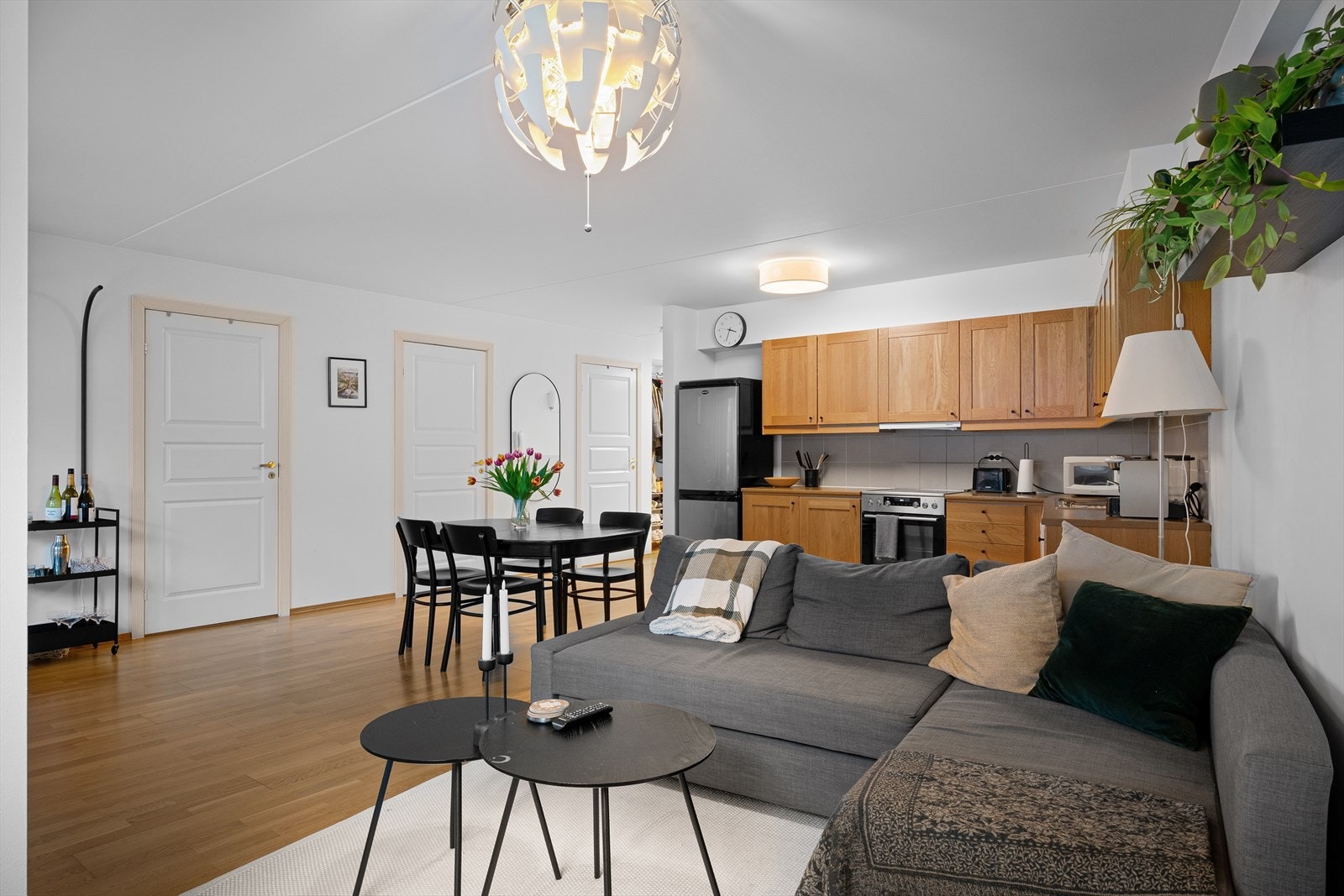 Kjøkkenet har god skap- og benkeplass i åpen løsning til stuen. Hvitevarer medfølger. Galleribilde