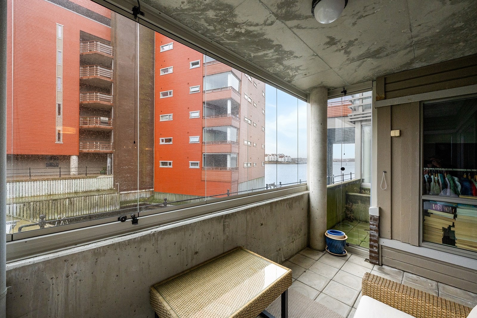 Fra stuen er det utgang til en innglasset, vestvendt balkong med sjøutsikt. Balkongen er på ca 8m2. Galleribilde