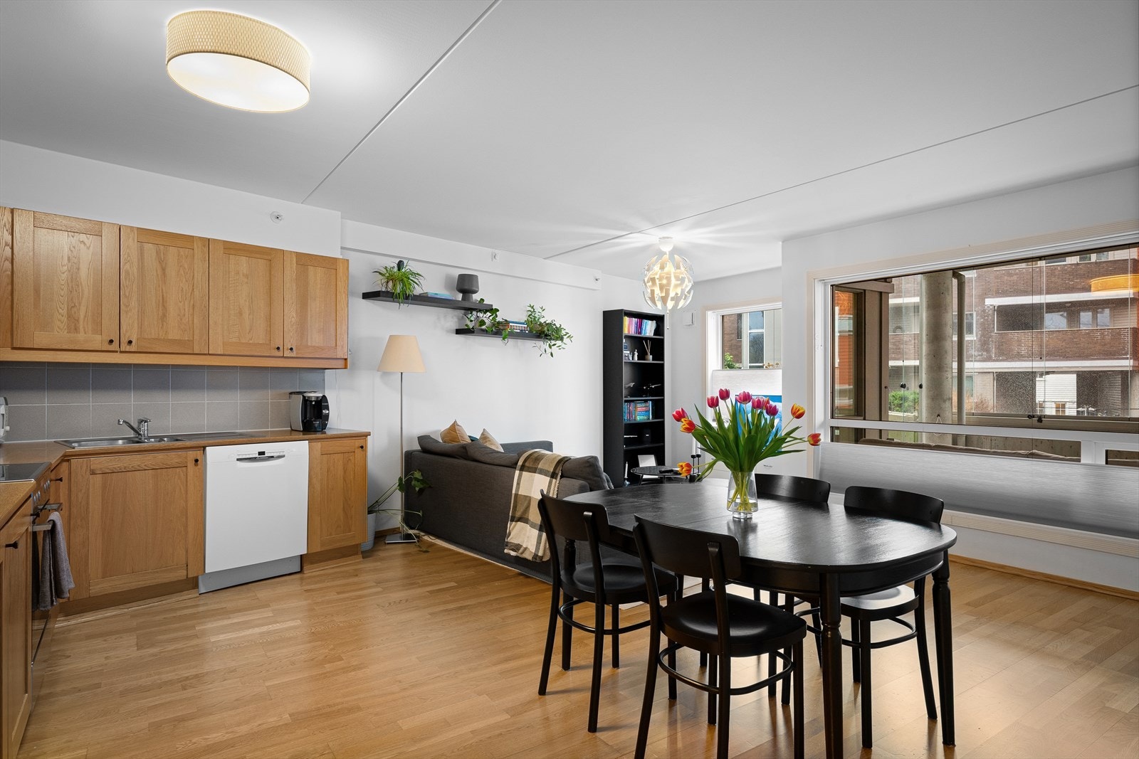 Stuen har store vindusflater som slipper inn rikelig med lys og gir en følelse av kontakt med omgivelsene. Galleribilde