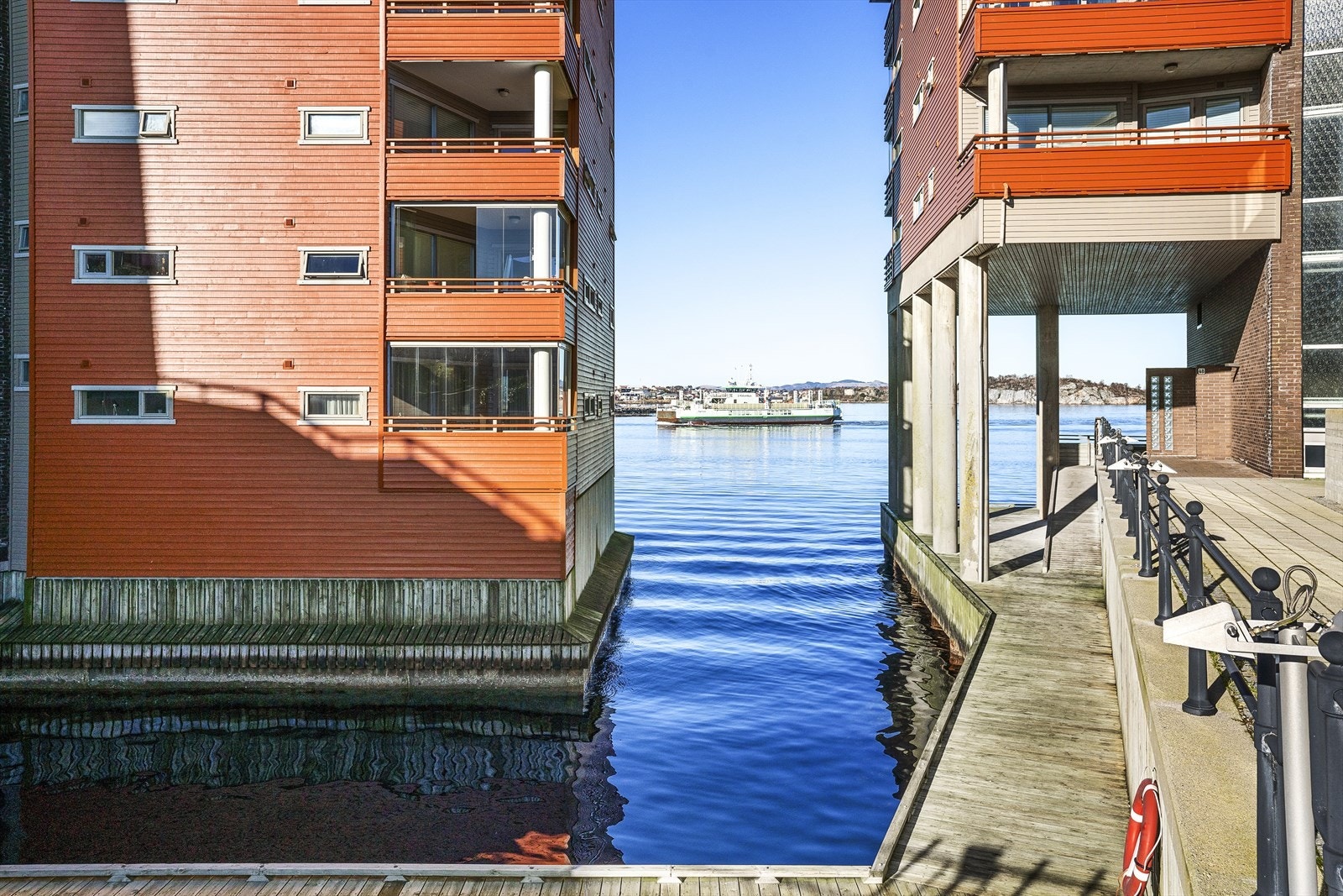 Felles brygge til varme sommerdager. Her kan beboere og gjester legge til med båt for korte opphold Galleribilde