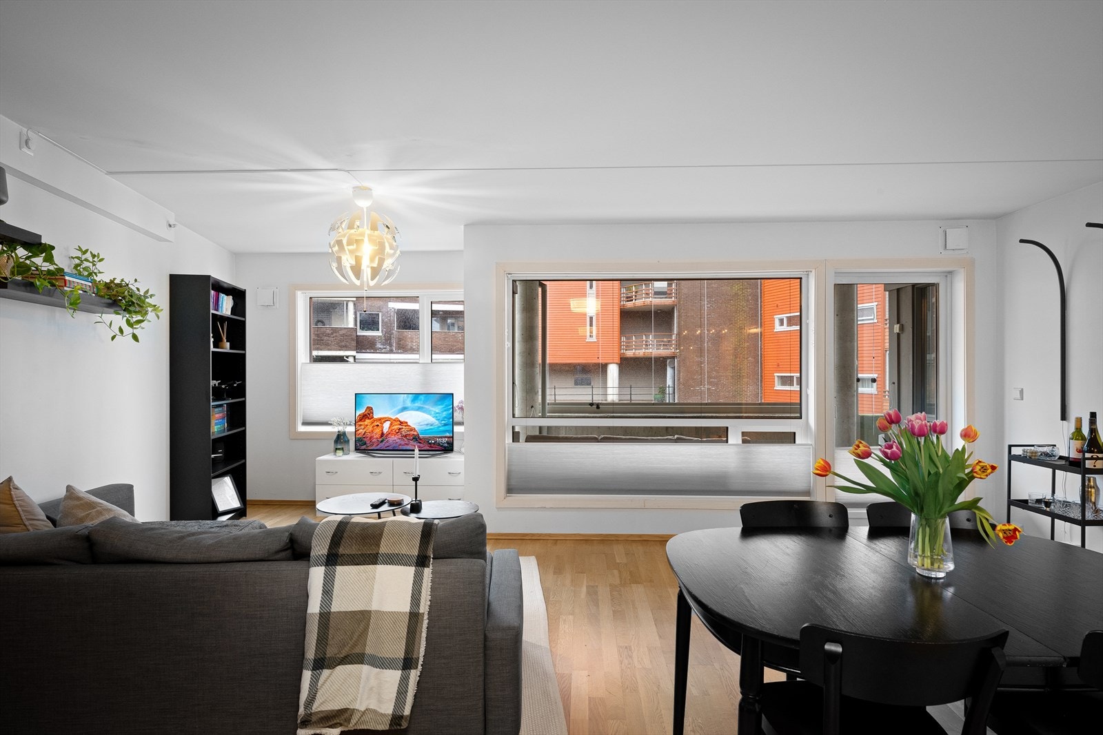 Det er god plass til både salongbord og spisebord. Galleribilde