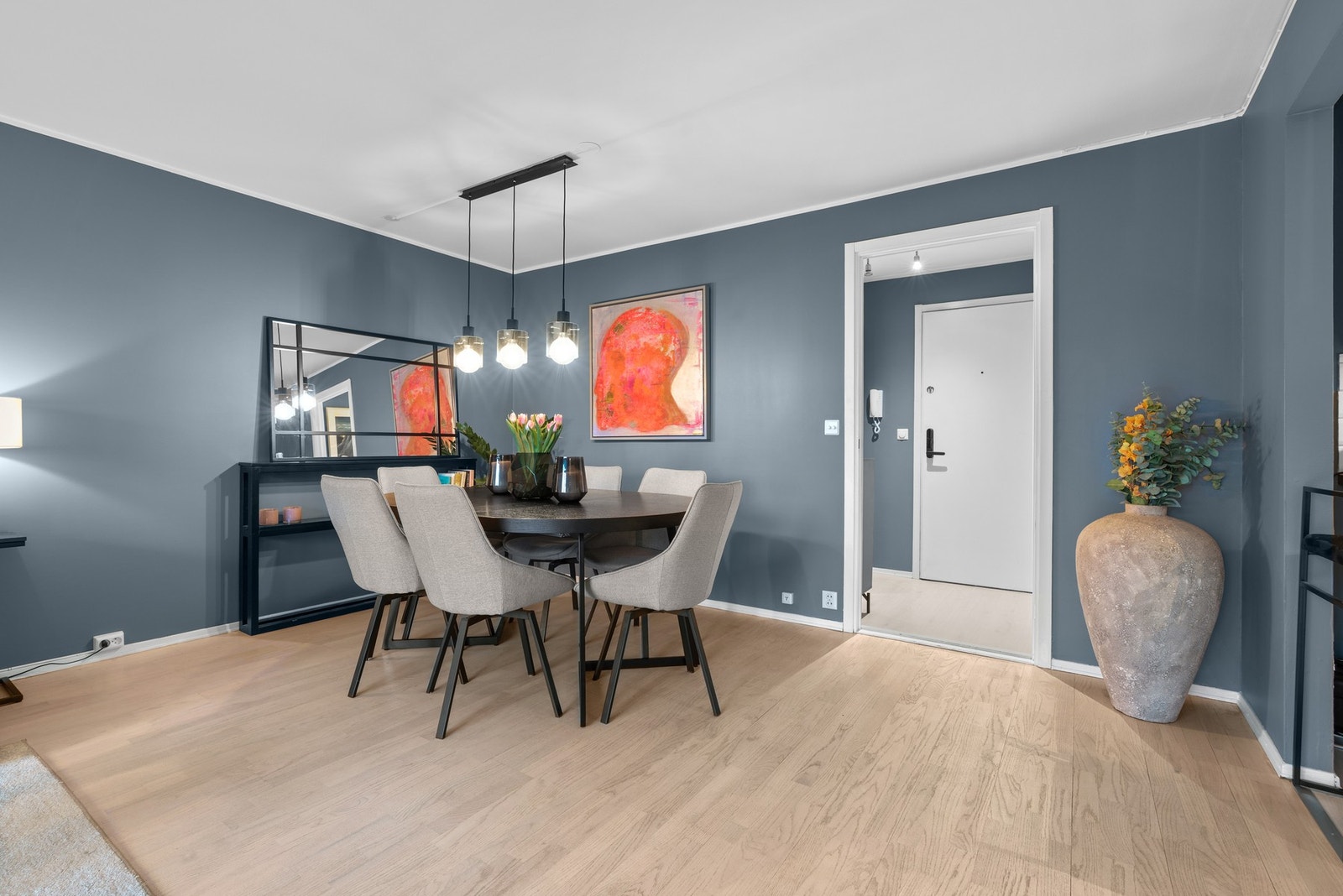 Plass til stort spisebord i stuen. Her kan venner og familie samles for hyggelige middagssammenkomster Galleribilde