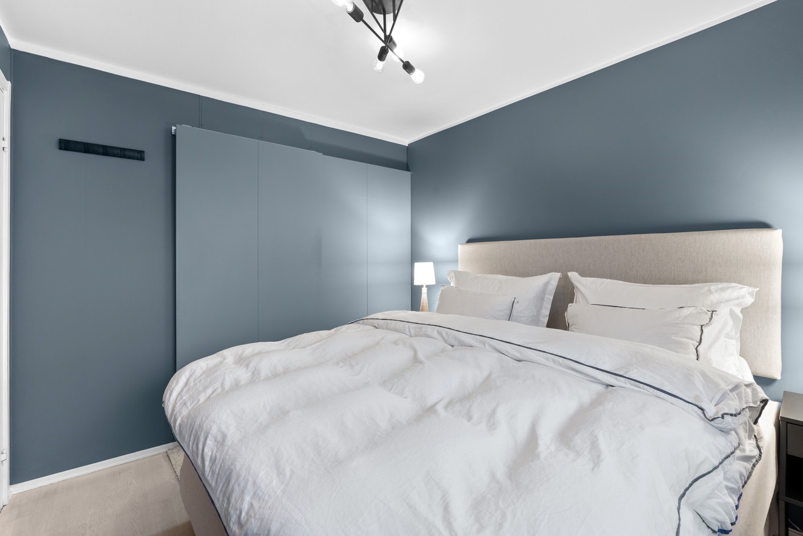 Det er en stor skyvedørsgarderobe på soverommet med gode lagringsmuligheter for klær Galleribilde