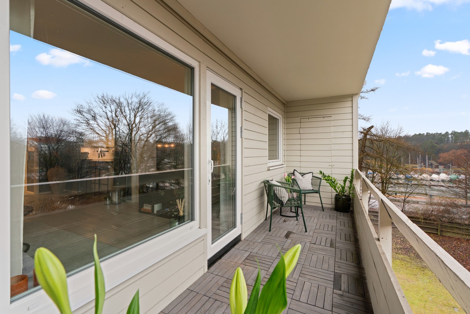 I enden av balkongen er det en bod med lagringsplass. Balkongen har plass for både grill og møblement Galleribilde