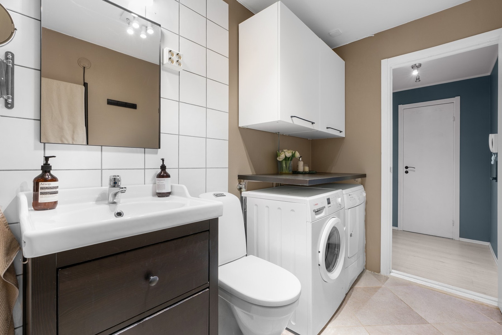 Leiligheten har et pent og romslig bad med inngang fra entréen Galleribilde