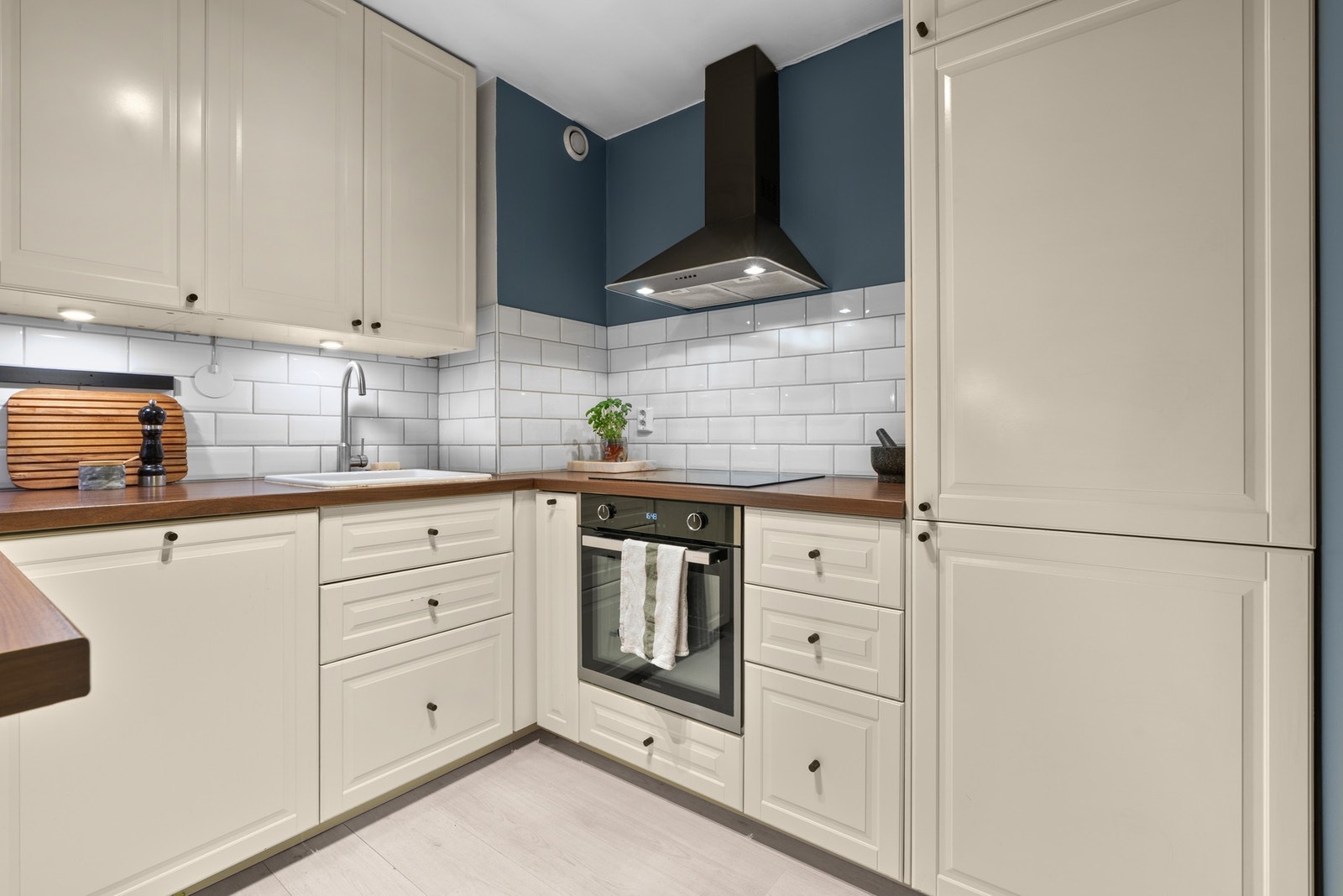 Ikea kjøkkeninnredning fra 2014. Kjøkkenet har keramisk platetopp, stekeovn fra 2024, oppvaskmaskin og kjøl/fryseskap Galleribilde