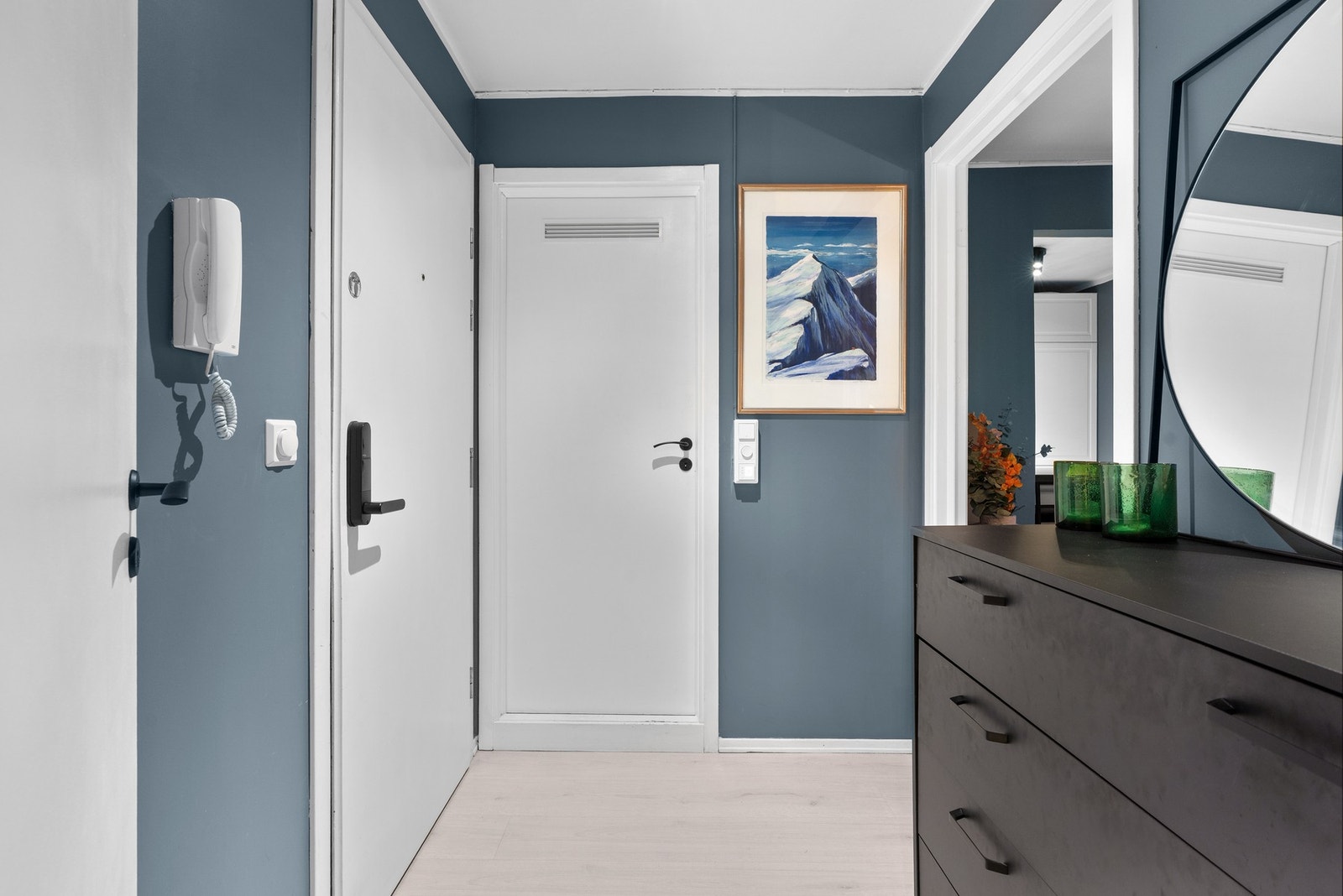 Leiligheten ligger fint plassert i byggets toppetasje. Leilighetens entré er innbydende med laminat på gulv og veggene er malt i en stilig blåtone Galleribilde
