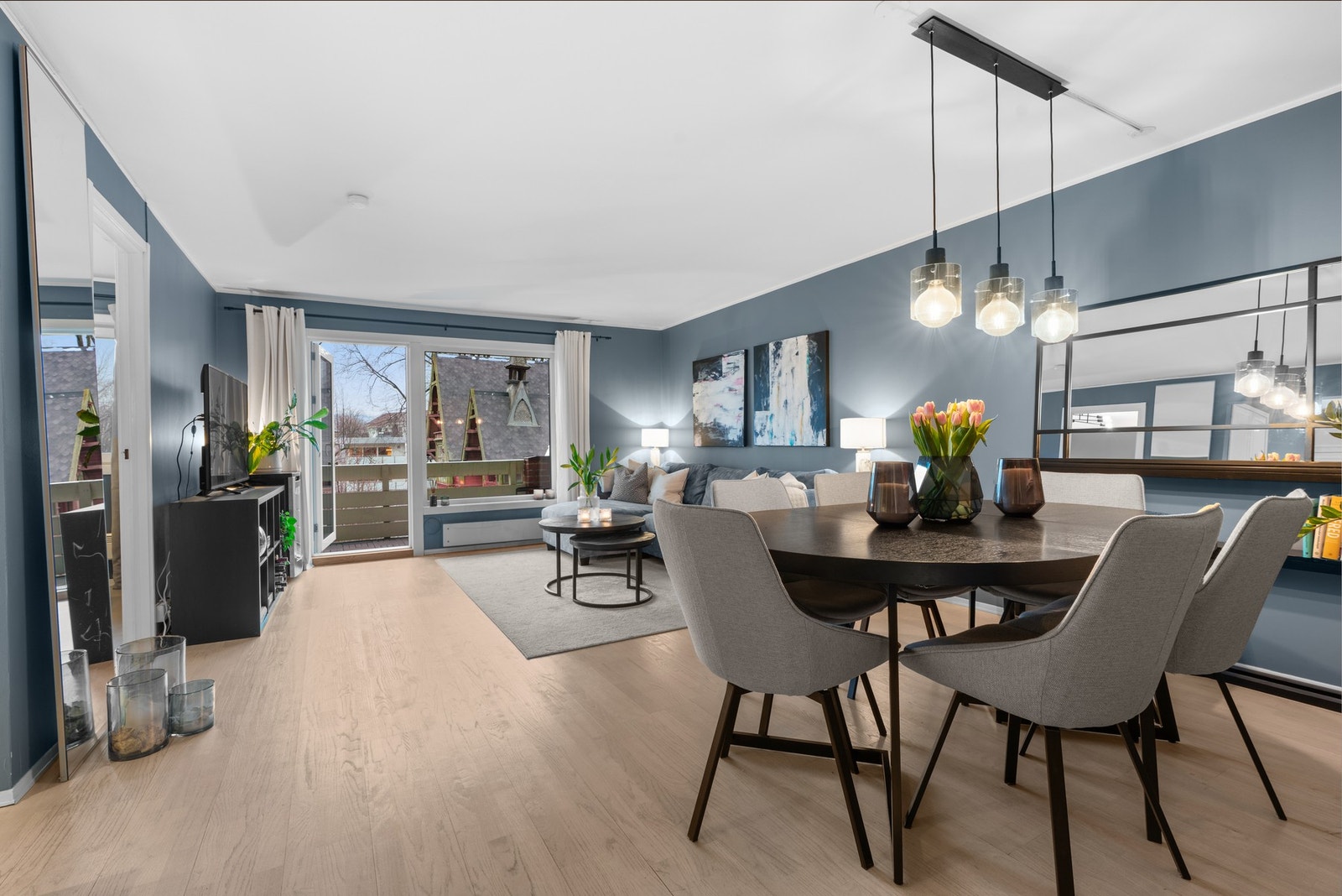 Rommet har god plass for stort spisebord, stor sofa, TV-løsning m.m Galleribilde