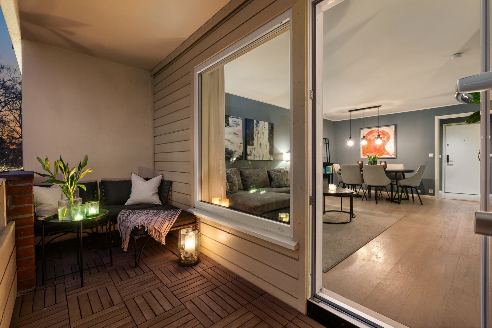 Leiligheten har utgang fra stue til balkong Galleribilde